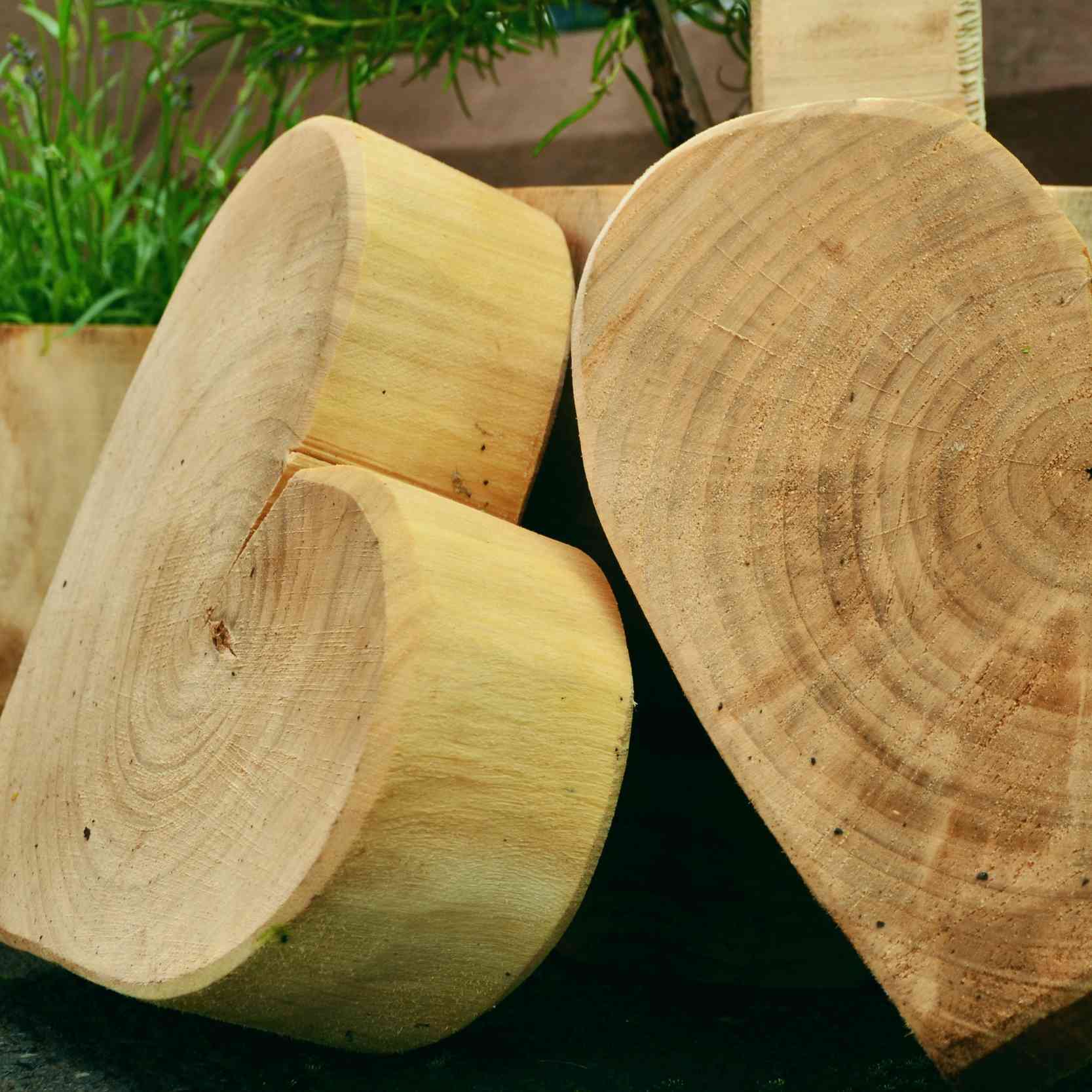 Haushaltswaren können aus Materialien wie Holz sein.