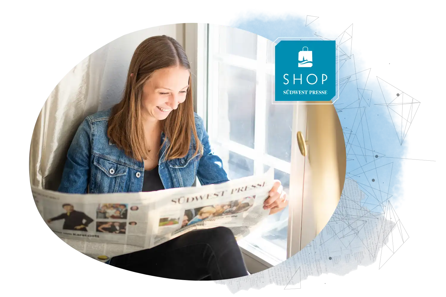 Eine Frau in Jeansjacke sitzt lächelnd am Fenster und liest Zeitung. Oben rechts ist eine blaue geometrische Grafik mit dem Text „Shop Südwest Presse“ zu sehen.