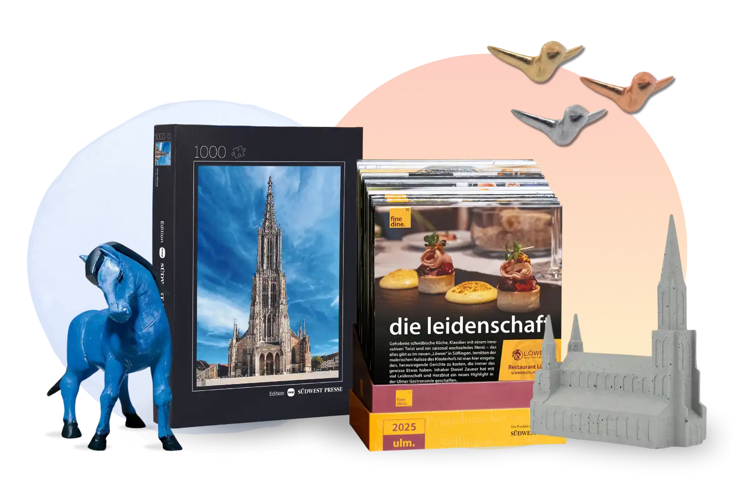 Eine Sammlung von Gegenständen: ein Bilderrahmen mit einer hohen Kirche, eine blaue Pferdefigur, eine Puzzlebox mit Desserts, kleine Vogelmodelle und ein Miniaturgebäude vor einem blau-orangen Hintergrund.