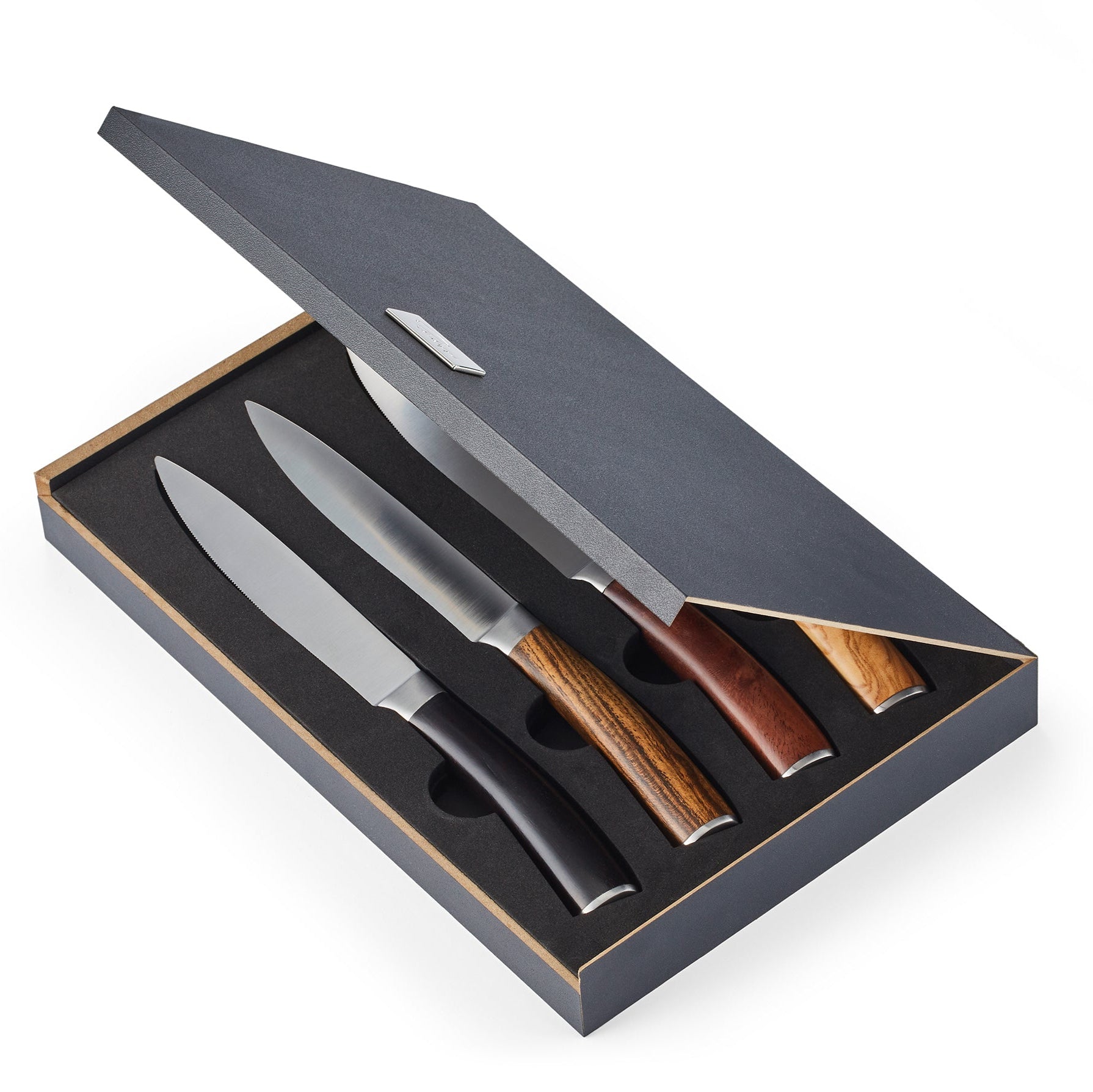 Drei Küchenmesser mit farbigen Echtholzgriffen sind in einer eleganten schwarzen Geschenkbox angeordnet, deren Deckel teilweise geöffnet ist.