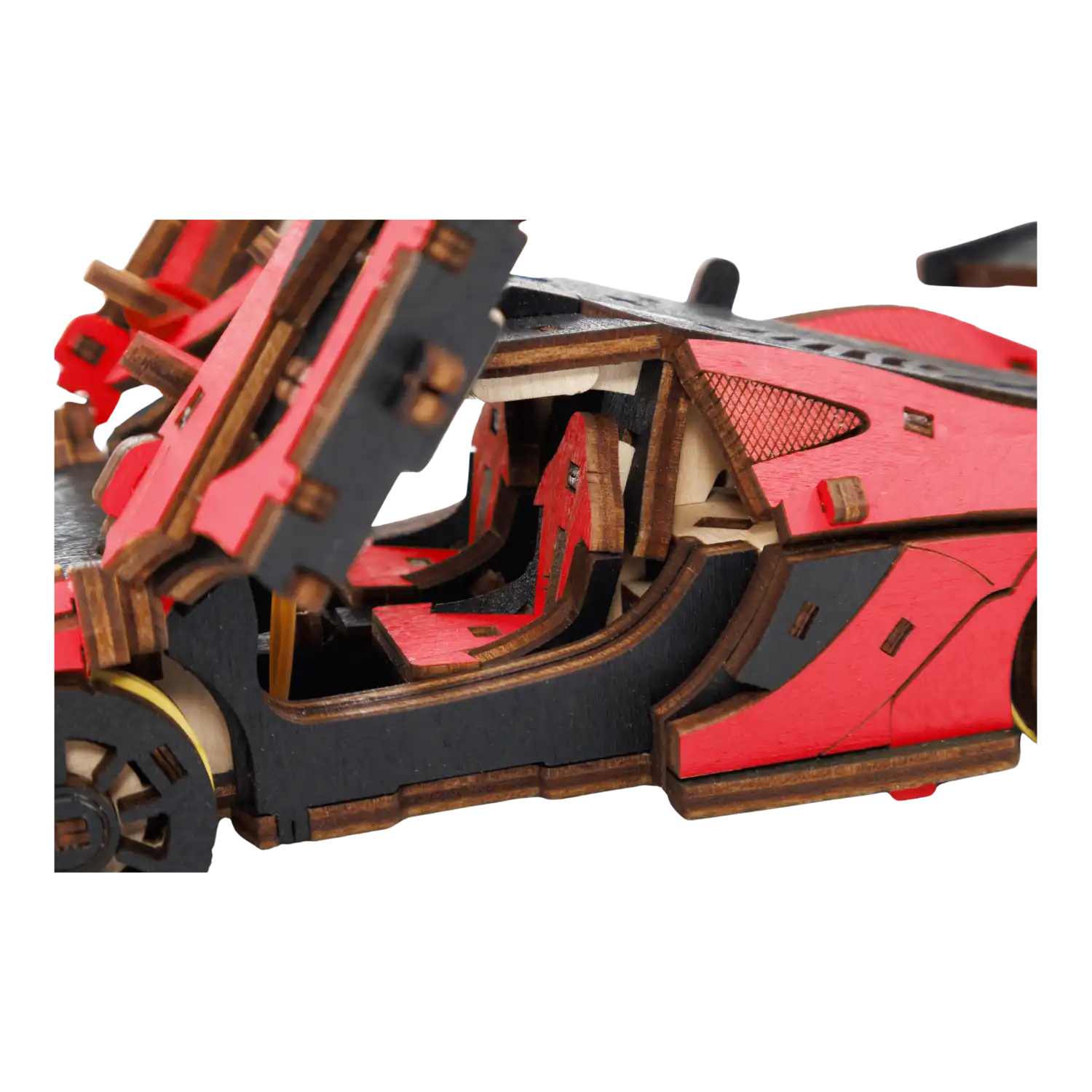Das 3D-Holzpuzzle Rennwagen rot zeigt ein detailreiches Holzmodell mit roten und schwarzen Paneelen und geöffneten Flügeltüren, die den Blick auf einen kunstvoll gestalteten Innenraum freigeben. Es besticht durch präzises Design und präzise Montage und begeistert Fans.
