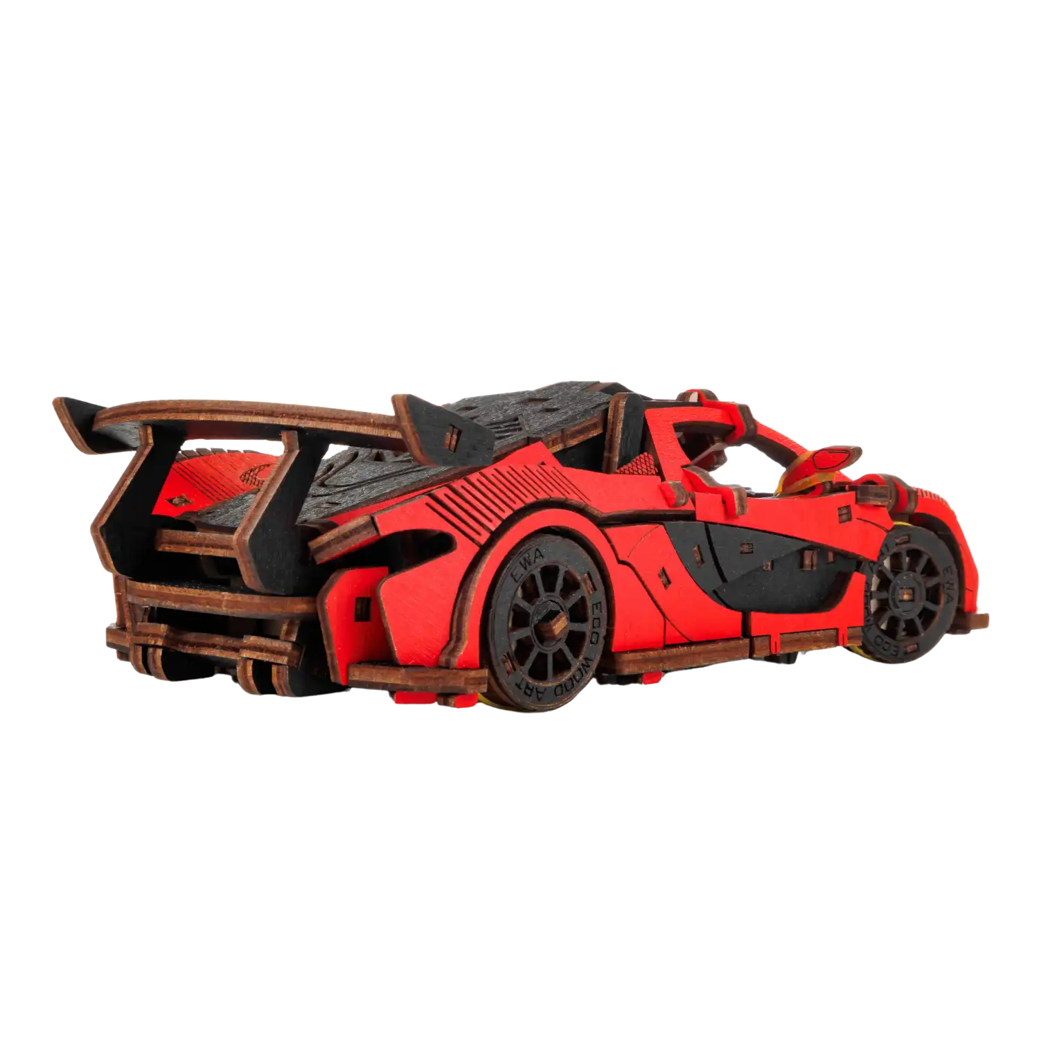 Ein 3D-Holzpuzzle-Rennwagen in Rot mit großem Heckspoiler, detaillierten schwarzen Akzenten, markanten Felgen und Seitenspiegeln. Die Schrägstellung unterstreicht das schlanke Design und die sportlichen Eigenschaften.
