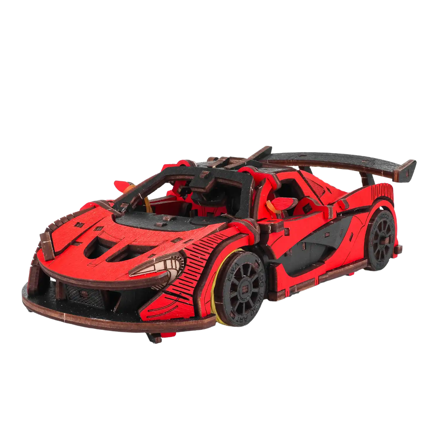 Das 3D-Holzpuzzle Racing Car rot ist ein detailreiches rotes Spielzeugauto mit einem eleganten Design mit schwarzen Akzenten, sichtbaren Verkleidungen und Rennelementen, die ihm das sportliche Aussehen eines Miniatur-Rennwagens verleihen.