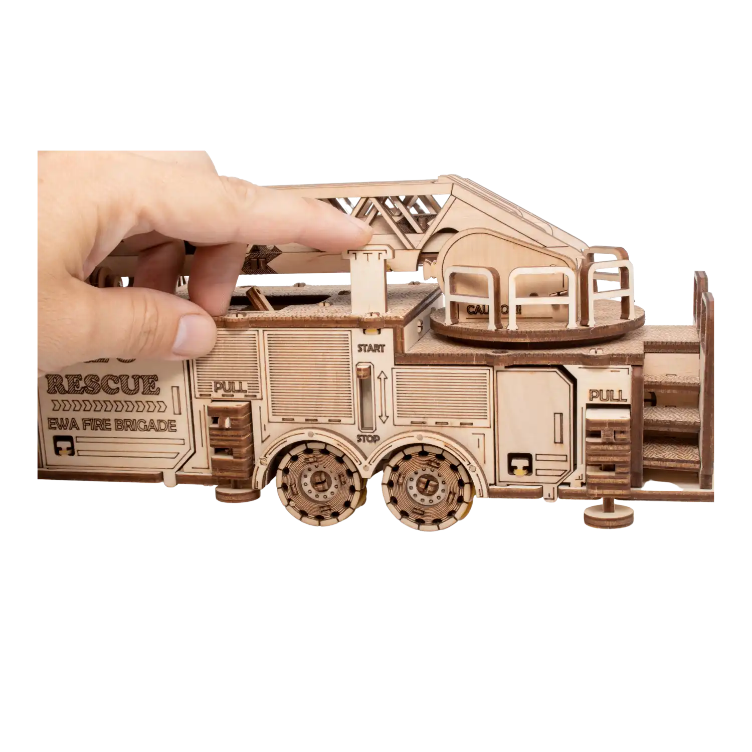 Eine Hand interagiert mit dem 3D-Holzpuzzle Mechanisches Feuerwehrauto, das über komplizierte Zahnräder und rotierende Teile mit den Beschriftungen START, STOP und PULL verfügt. Die ausziehbare Leiter erweitert das Modell und trägt effektiv dazu bei, die Feinmotorik zu fördern.