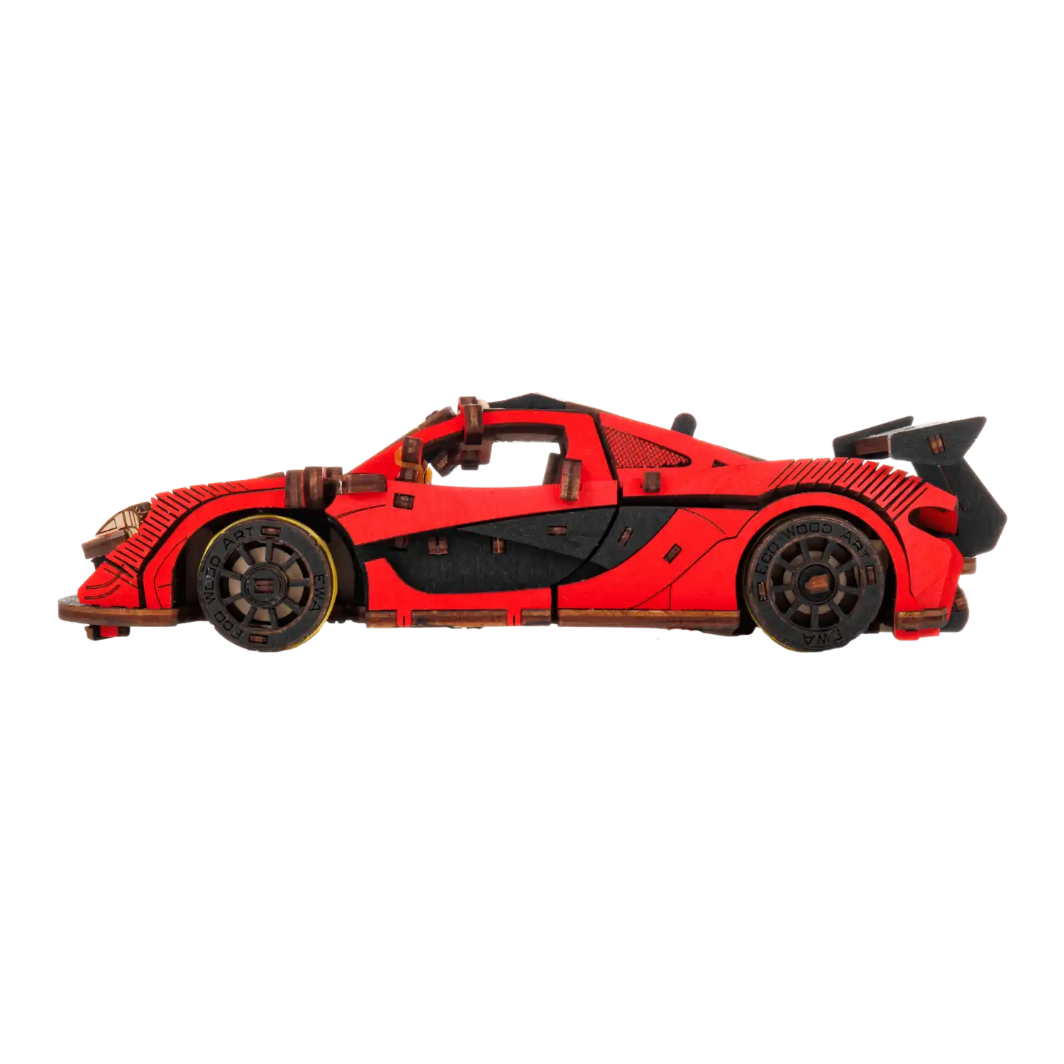 Das 3D-Holzpuzzle Racing Car rot ist ein detailliertes Modell eines schnittigen roten Rennwagens mit schwarzen Akzenten, sichtbarer innerer Mechanik, komplizierten Raddesigns, einem markanten Heckspoiler und einer aerodynamischen Form.