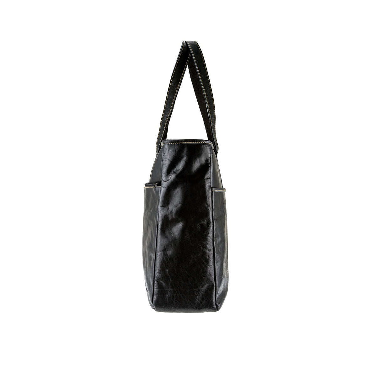 Die Handtasche aus Büffelleder für Damen ist eine schwarze Ledertasche mit sichtbaren Nähten an Griffen und Kanten, die für Struktur und eine glatte Textur sorgt. Diese wasserabweisende Laptop-Tasche ist perfekt für Funktionalität und präsentiert sich seitlich vor einem weißen Hintergrund.