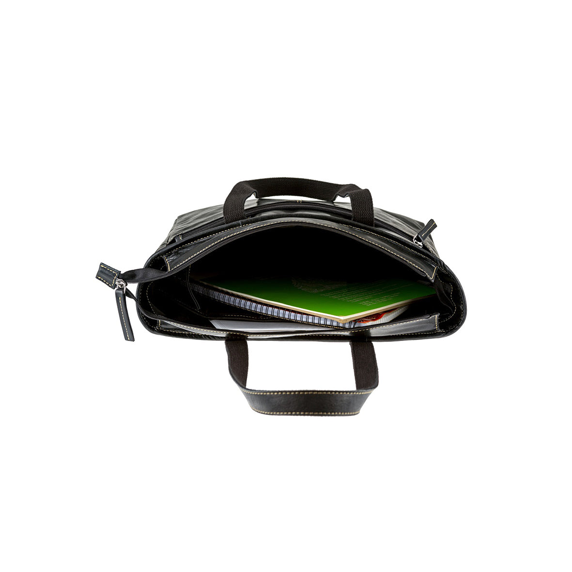 Die Draufsicht auf eine offene schwarze Handtasche aus Büffelleder für Damen mit zwei Henkeln gibt den Blick auf die praktische Tasche frei, in der sich ein grüner Ordner und ein Spiralnotizbuch befinden. Vor weißem Hintergrund dient diese edle Aktentasche auch als Laptop-Tasche.