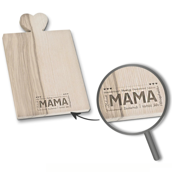 Schneidebrett aus Holz mit herzförmigem Griff, aus Esche gefertigt und per Lasergravur mit dem Wort MAMA und positiven deutschen Wörtern graviert.