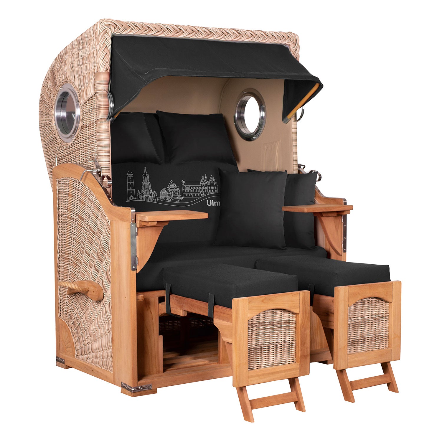Entdecken Sie den Strandkorb Ulm mit schwarzem Baldachin und Ulmer Wahrzeichen-Kissen. Er verfügt über Teakholz-Armlehnen, ausziehbare Fußstützen, Seitenablagen und runde Baldachinfenster – ein außergewöhnliches Outdoor-Möbelstück.