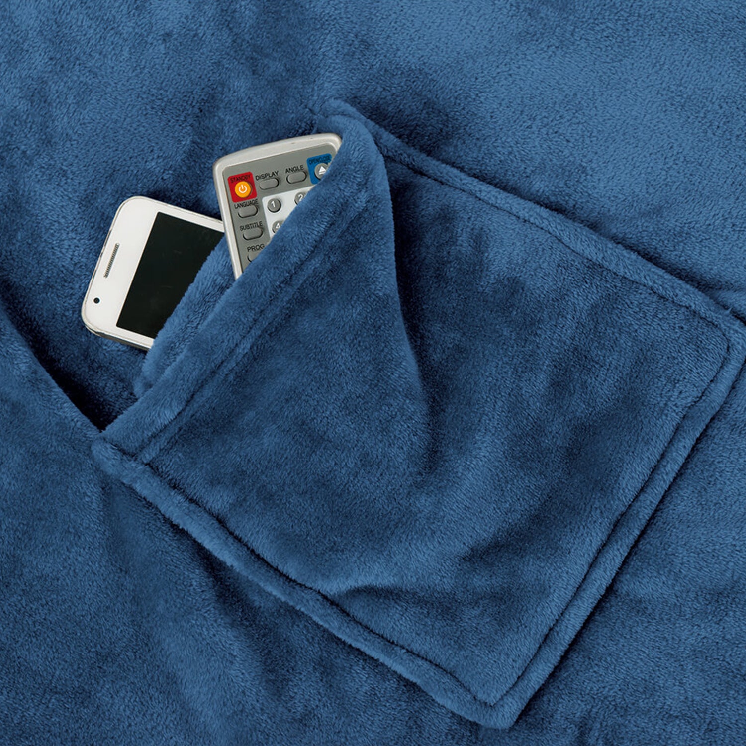Eine kuschelige blaue Fleece-Kuscheldecke mit Ärmeln verfügt über eine leicht geöffnete Tasche, hinter der sich ein weißes Smartphone und eine TV-Fernbedienung befinden. Sie ist nach Öko-Tex Standard 100 für unübertroffenen Komfort und Umweltfreundlichkeit zertifiziert.