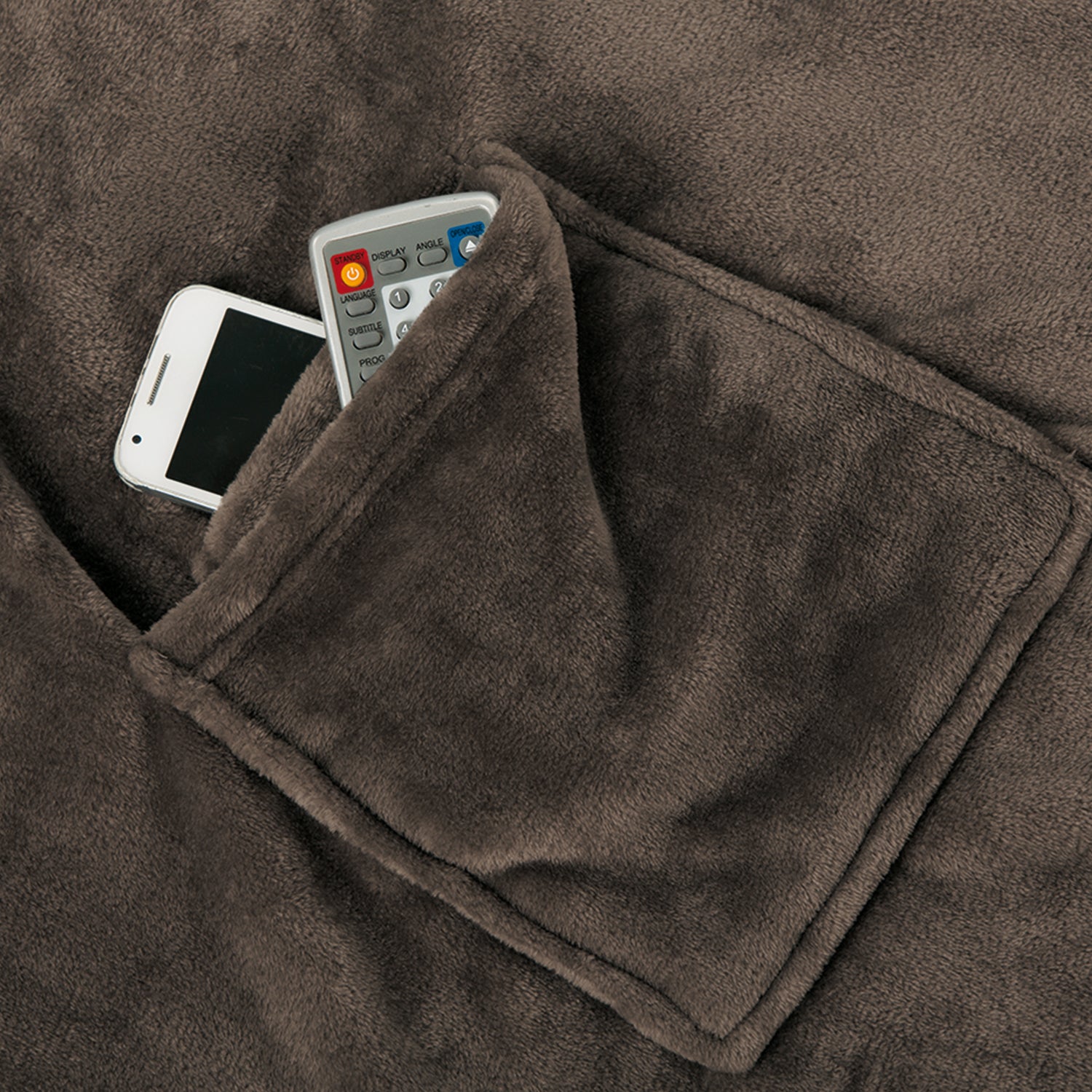 Die braune Kuscheldecke mit Ärmeln verfügt über eine leicht geöffnete Tasche für Smartphone und Fernbedienung, um die in ihrer Plüschstruktur eingebetteten Gegenstände zu zeigen. Sie entspricht dem Öko-Tex Standard 100 und bietet höchsten Komfort und umweltfreundliche Qualität.