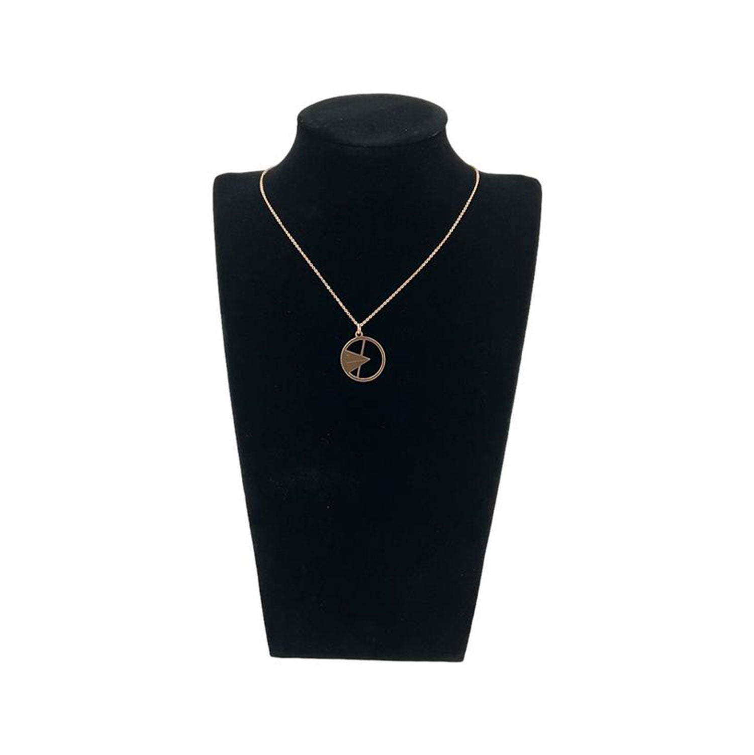 Der „Ulmer Spatz“-Anhänger und die Halskette sind eine goldene Halskette mit einem runden Anhänger mit abstraktem geometrischem Design, der auf einer Schmuckbüste aus schwarzem Samt vor einem schlichten weißen Hintergrund abgebildet ist.