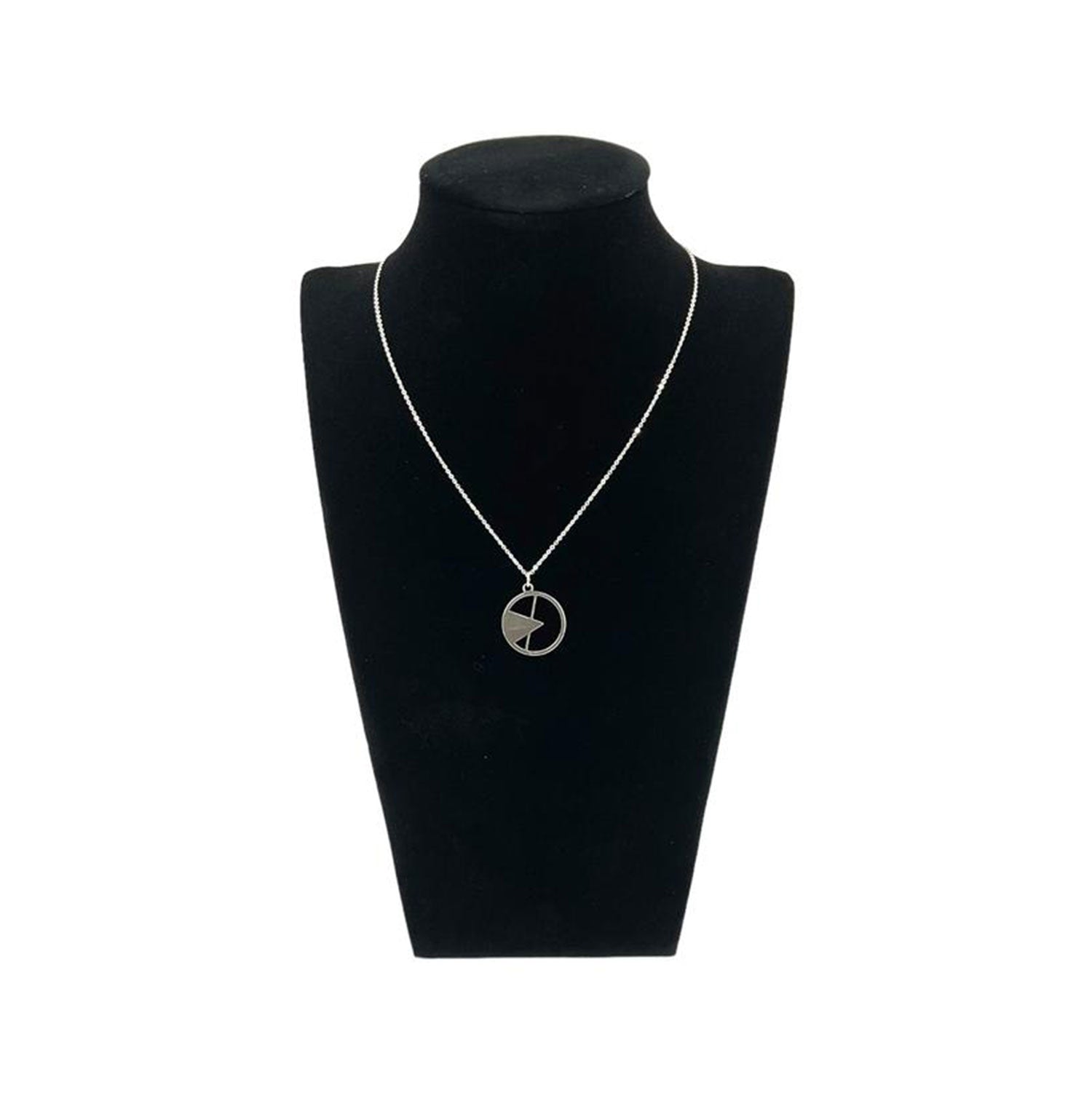 Der Anhänger und die Halskette „Ulmer Spatz“ werden auf einem Büstenständer aus schwarzem Samt vor einem schlichten weißen Hintergrund präsentiert.