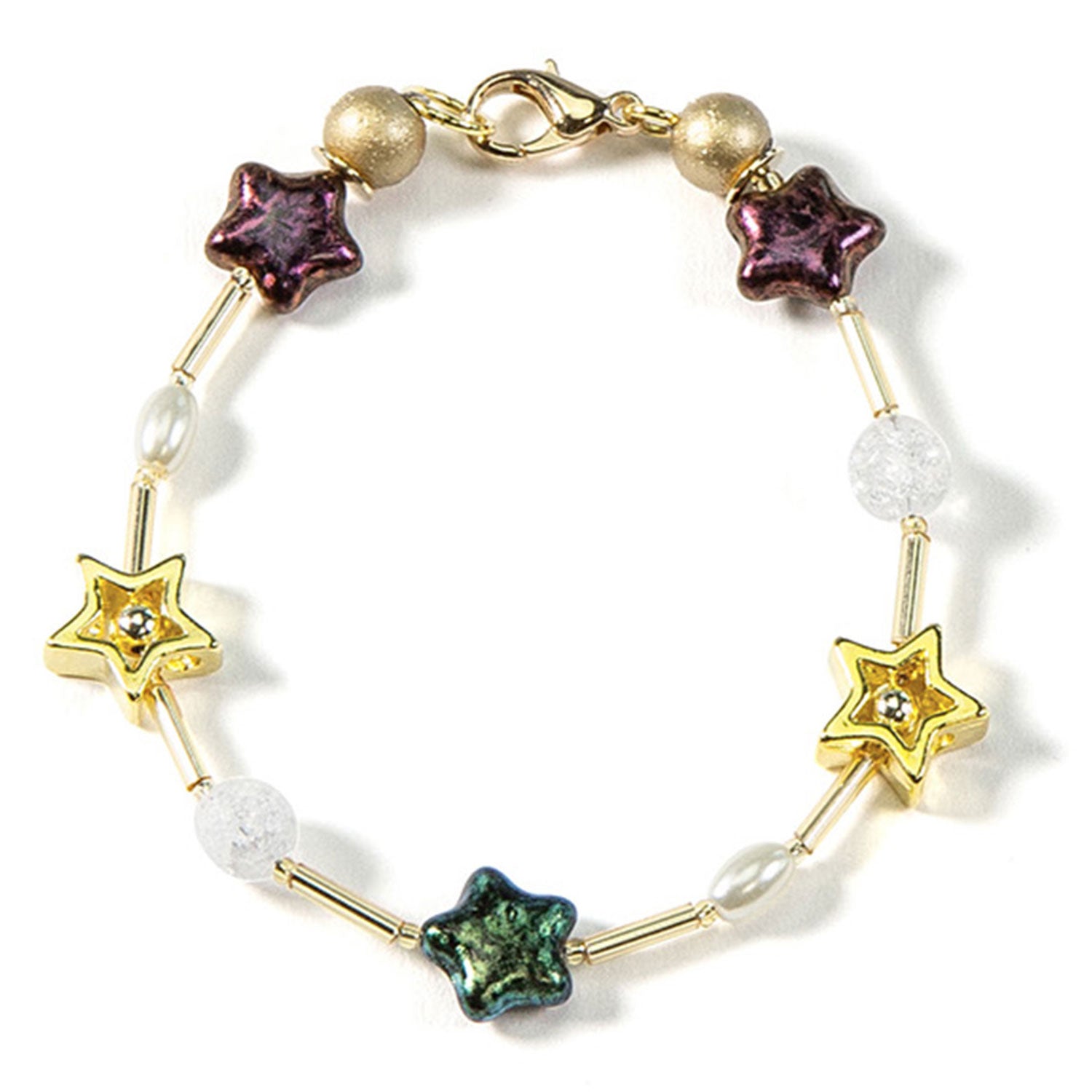 Wir präsentieren das Armband „Sterntaler“: ein festliches Armband mit goldenem Verschluss, bestehend aus sternförmigen Perlen in metallischem Lila, Grün und Gold, akzentuiert durch perlenartige und glitzernde Perlen, die durch zarte zylindrische Glieder verbunden sind.