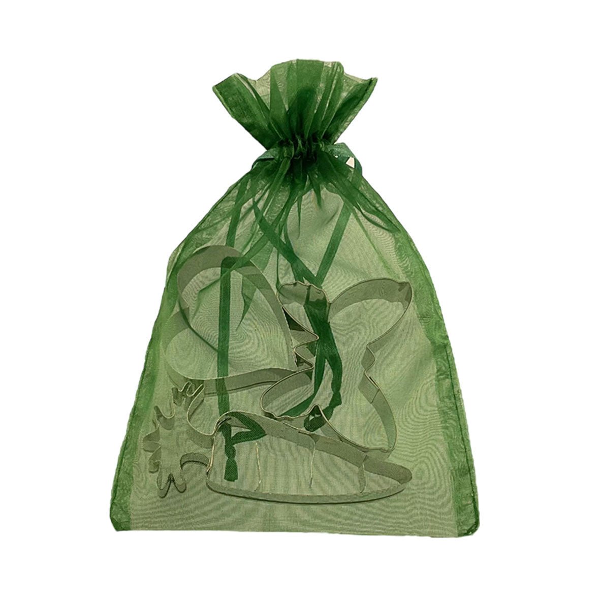 Ein zerlegter grüner Spielzeugdinosaurier ist durch einen transparenten Organzabeutel mit Kordelzug sichtbar, der an lebensmittelechte Materialien erinnert. Der elegante grüne Beutel, oben zugebunden, spiegelt auf spielerische Weise die Verspieltheit von „Ausstecherle – Herz, Möhre und Schmetterling“ wider.