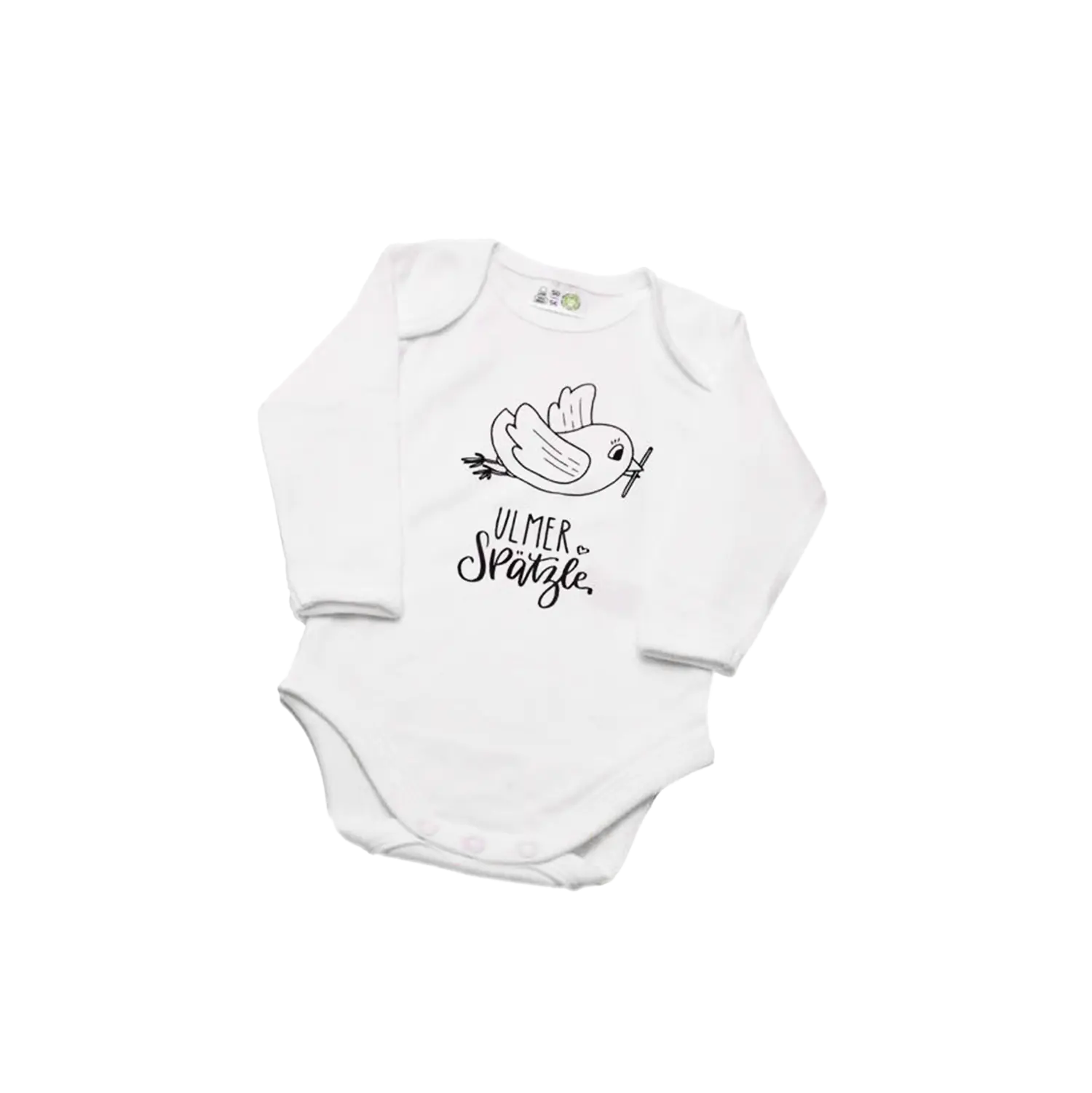 Der Body „Ulmer Spätzle“ ist ein weißer Langarm-Babybody aus Biobaumwolle mit schlichtem Liniendruck: Ein Vogel mit Zweig und dem Schriftzug „Ulmer Spätzle“, inspiriert von Handlettering-Kunst, flach liegt auf weißem Hintergrund.