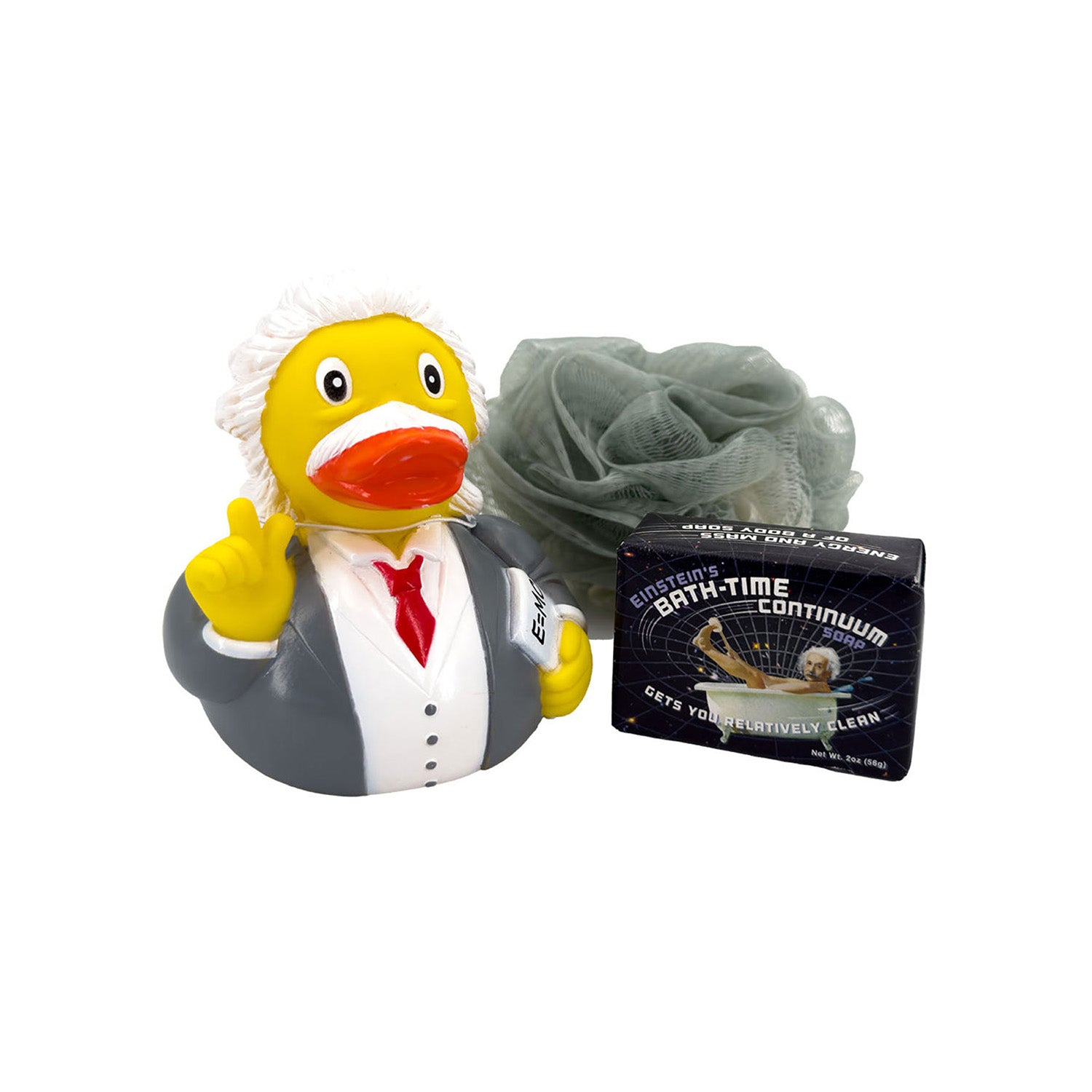 Die Einstein-Badeente, eine Wissenschaftler-Badeente mit weißem Haar und grauem Anzug, hält eine Tafel mit E=mc². Daneben befindet sich das Badeset Geschenk Einstein, das Seife „Einsteins Erd-Zeit-Kontinuum“ und einen stylischen grauen Badeschwamm enthält – perfekt für alle Physikliebhaber.