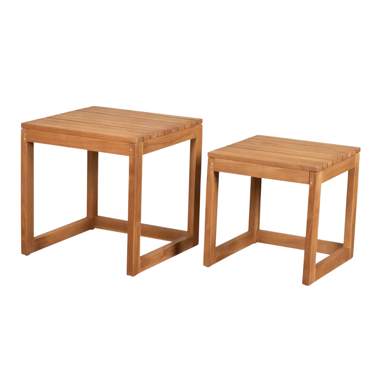 Die Beistelltische aus Holz sind wetterfest.