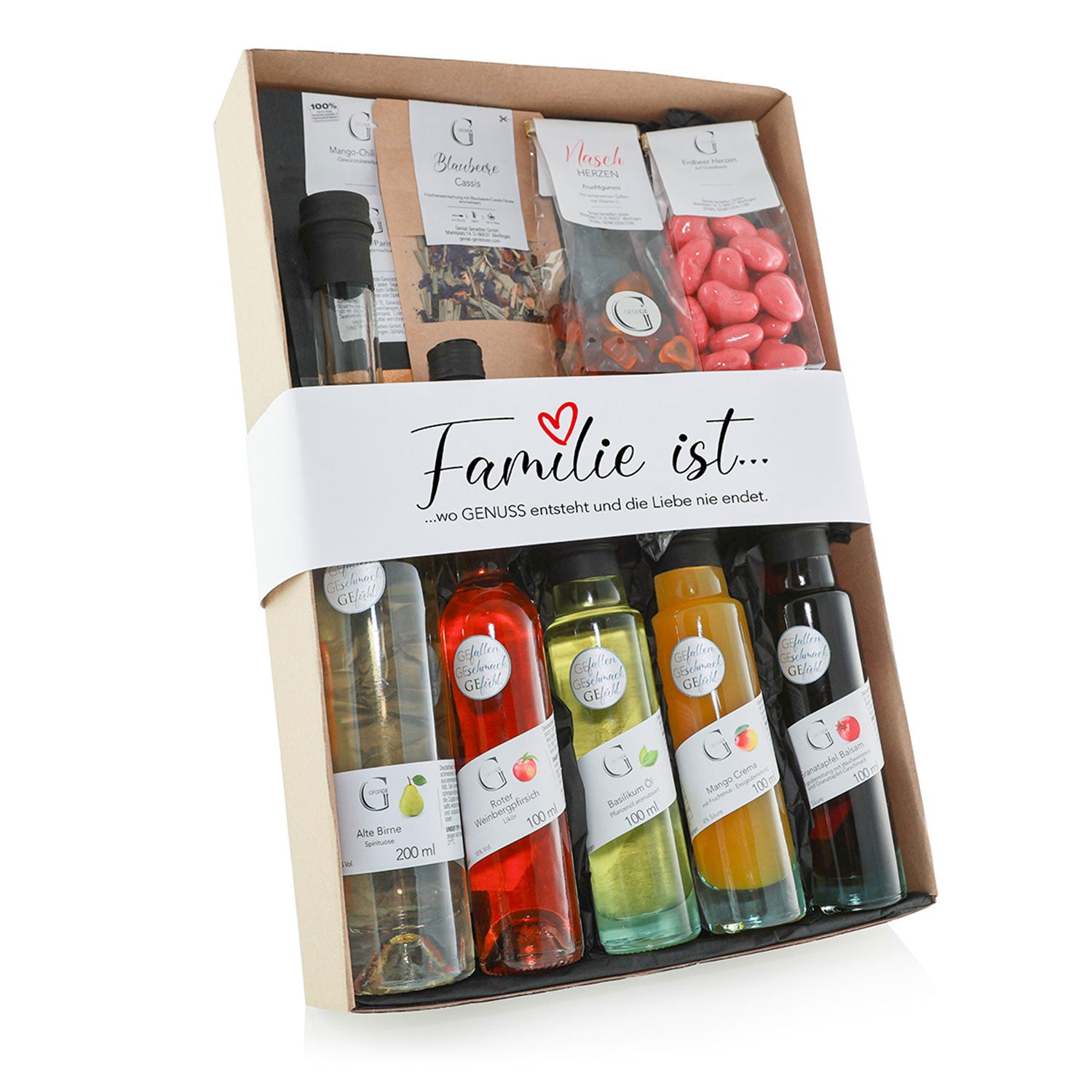 Das Geschenkset „Familie ist…“ enthält Granatapfelbalsam, verschiedene Sirupsorten, rosa Herzbonbons, eine Kochmischung und ein kleines Schneidebrett. Es ist elegant verpackt und mit einem Band mit einem deutschen Familientext versehen.