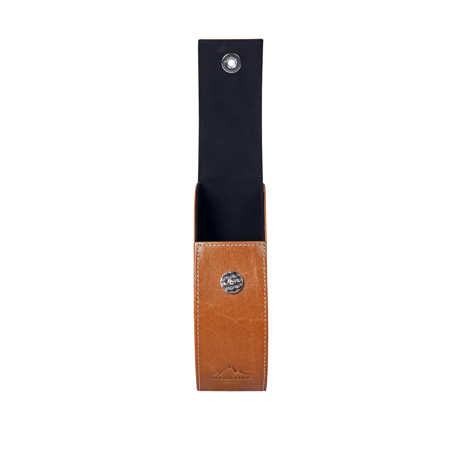 Das Brillenetui „GLUST“ aus hellbraunem Leder mit magnetischem Messerhalter besticht durch eine elegante schwarze Innenseite und einen silbernen Druckknopf. Auf der Vorderseite befindet sich ein elegant geprägtes Logo. Das Design präsentiert Büffelleder-Handwerkskunst auf makellos weißem Hintergrund.