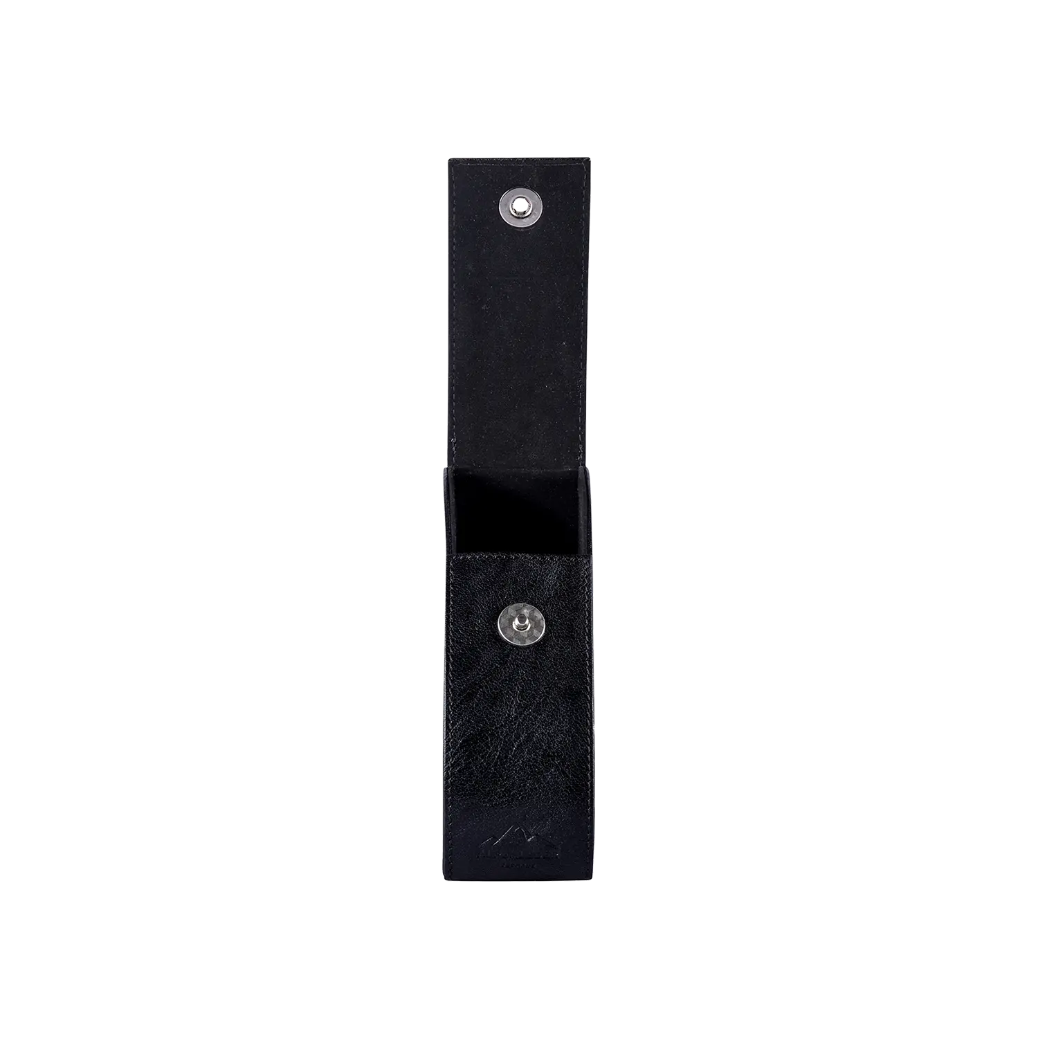Das schwarze Vollleder Brillenetui „GLUST“ mit magnetischem Kreidehalter und rundem Knopfverschluss ist auf weißem Grund abgebildet und erinnert an ein elegantes Brillenetui. Das geöffnete Etui bietet Platz für die Aufbewahrung von Kreide.