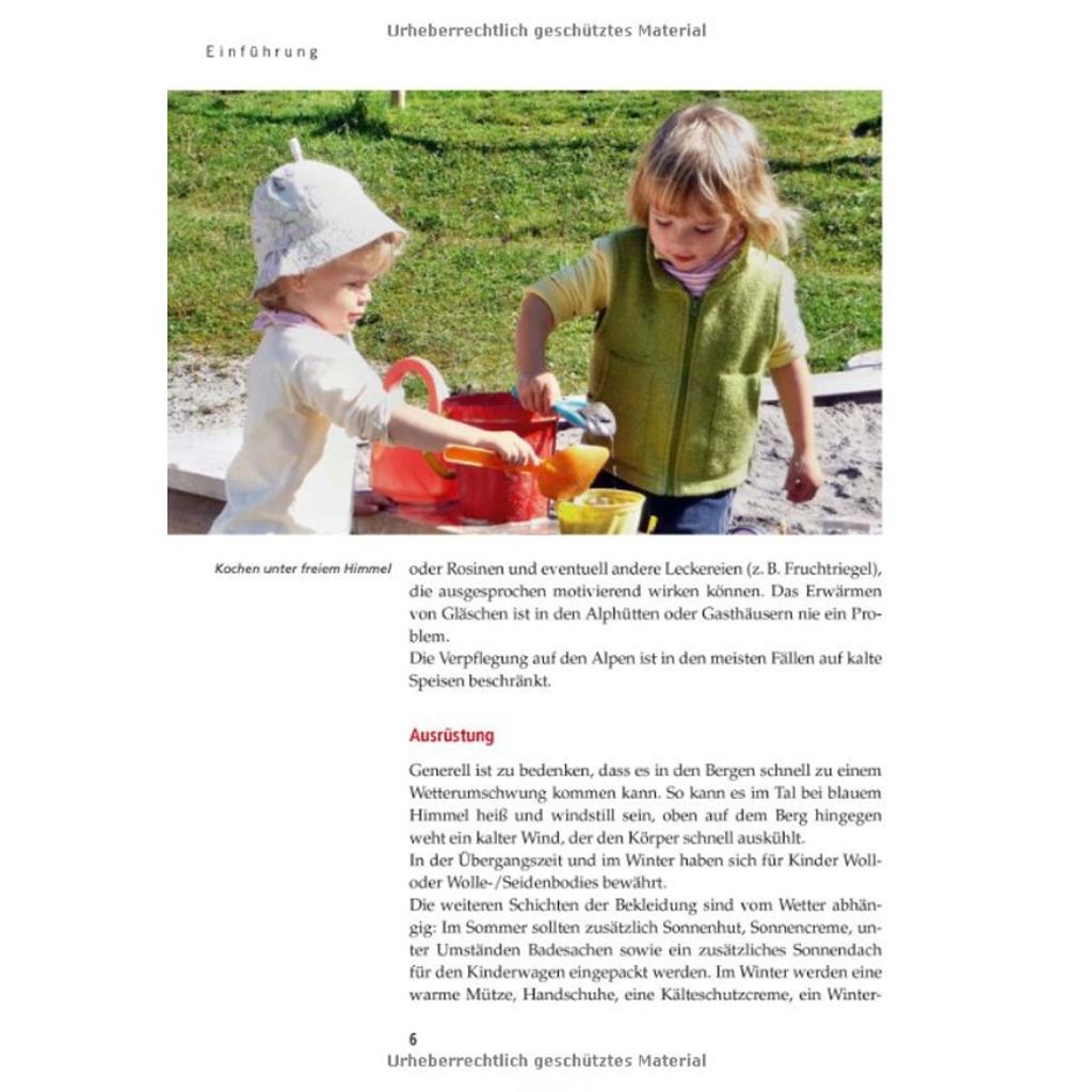 Zwei Kinder spielen draußen mit einer roten Gießkanne und einem gelben Eimer neben einer Holzkonstruktion mit Sand. Die Szene enthält einen deutschen Text über Outdoor-Kochen und Ausrüstung – ideal für alle, die sich für „Wanderungen mit dem Kinderwagen im Allgäu“ interessieren.