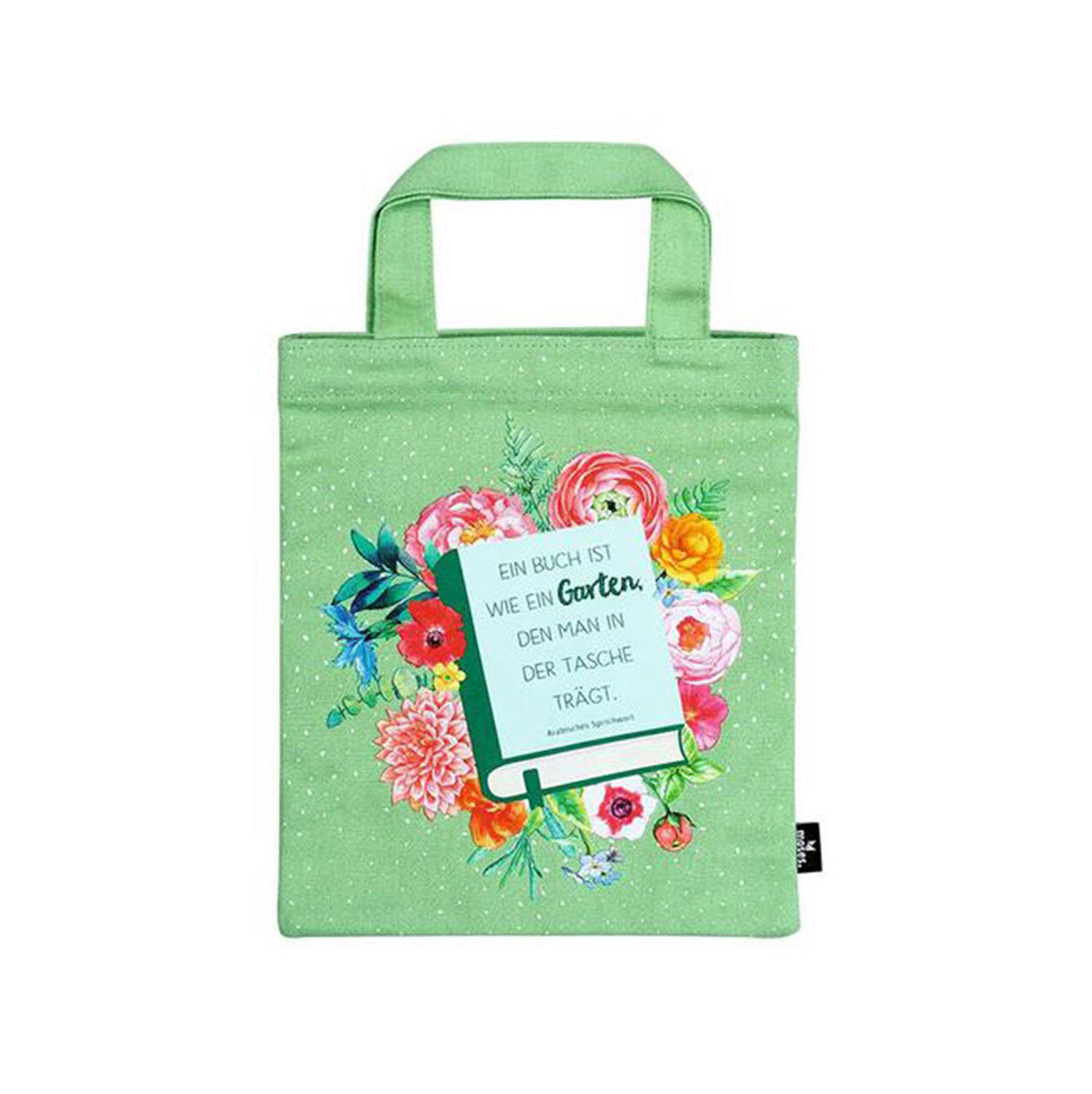 Die Büchertasche Garten ist eine grüne Tragetasche mit farbenfrohen Blumenmotiven und einem deutschen Buchzitat. Sie besteht aus 100 % Baumwolle, verfügt über zwei stabile Tragegriffe und ein elegantes schwarzes Etikett an der Seite und eignet sich perfekt zum Tragen oder als einzigartige Geschenkverpackung.