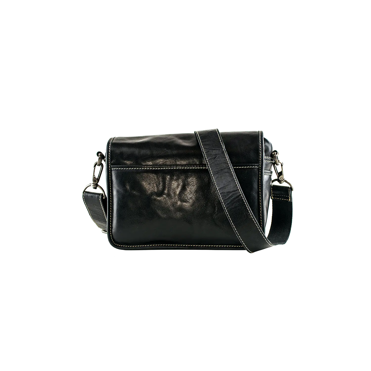 Die Alpenleder Kameratasche PRESSE, eine schwarze Leder-Messengertasche, verfügt über einen langen, verstellbaren Tragegurt und eine Frontklappe. Ihr schlankes Design mit weißen Nähten macht sie perfekt für Hobbyfotografen, die ein klassisches, vielseitiges Accessoire für jede Fotosession suchen.