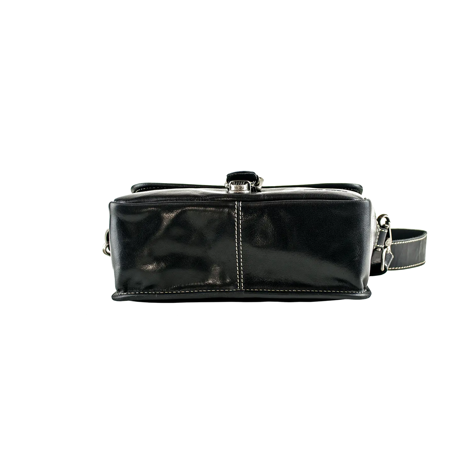Die Alpenleder Kameratasche PRESSE ist eine schwarze Lederhandtasche mit glänzender Oberfläche (siehe Unterseite). Sie hat weiße Nähte und zwei seitliche Metallringe zur Riemenbefestigung. Steckfächer im Inneren unterstreichen ihren praktischen und zugleich eleganten Stil.