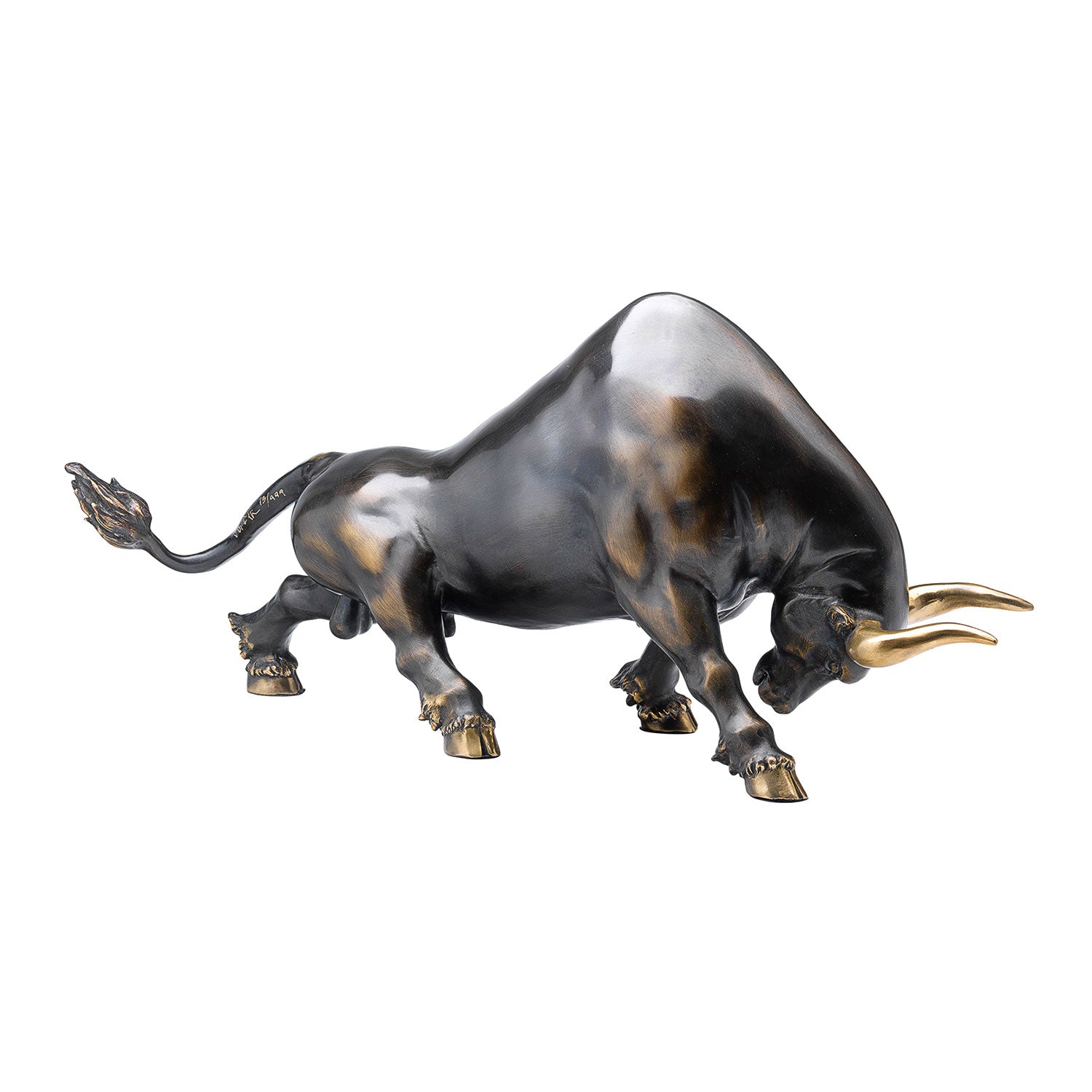 Die Skulptur „The Energy Black“ ist ein bronzener Stier, der im Wachsausschmelzverfahren gefertigt wurde. Er steht geduckt mit gesenktem Kopf und nach vorne gerichteten Hörnern, ist muskulös gebaut, glänzend und von den Hufen bis zum Schwanz detailreich gearbeitet.