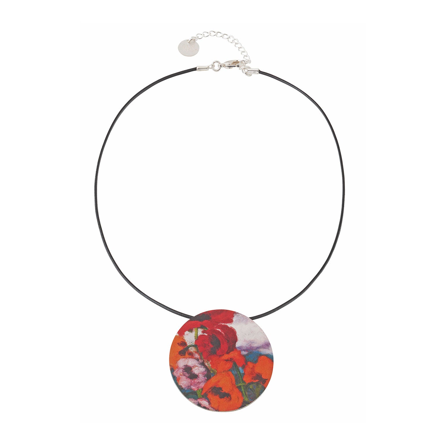 Das Collier „Großer Mohn (Rot, Rot, Rot)“ mit Lederband besteht aus einem schwarzen Lederband und einem runden Anhänger mit einem abstrakten Blumenmotiv, inspiriert von Emil Noldes Werk, in Rot, Orange und Grün. Es verfügt über einen silbernen Verschluss und eine verstellbare Kette.