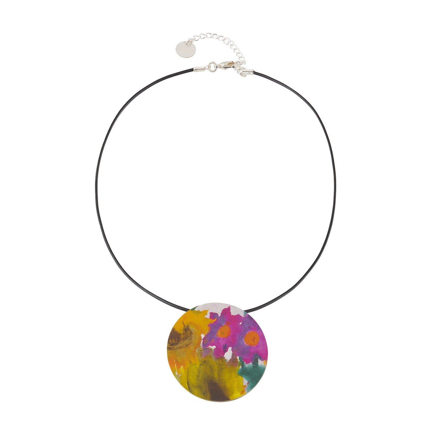 Das Collier „Reife Sonnenblumen“ ist eine schwarze Kordelkette mit einem runden Anhänger, der lebendige abstrakte Blumenkunst in Gelb-, Rosa- und Lilatönen, inspiriert von Emil Nolde, zeigt. Es verfügt über einen silbernen Verschluss und eine verstellbare Kette für einen eleganten Sitz.