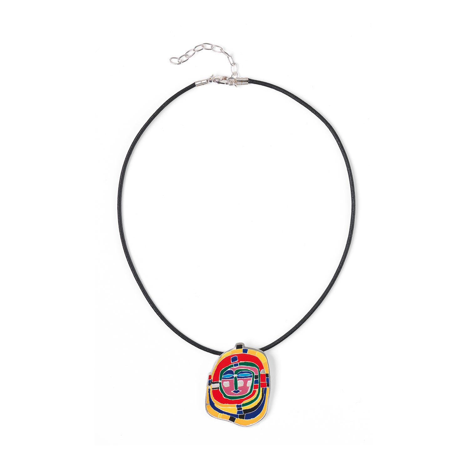 Das Collier „Spirale“ besteht aus einer auffälligen schwarzen Kordel mit einem farbenfrohen, abstrakten Anhänger im Stil Hundertwassers. Er zeigt geometrische Muster in Rot, Gelb, Blau und Grün, die einem stilisierten Gesicht ähneln. Ein verstellbarer Kettenverschluss ermöglicht vielseitiges Tragen.
