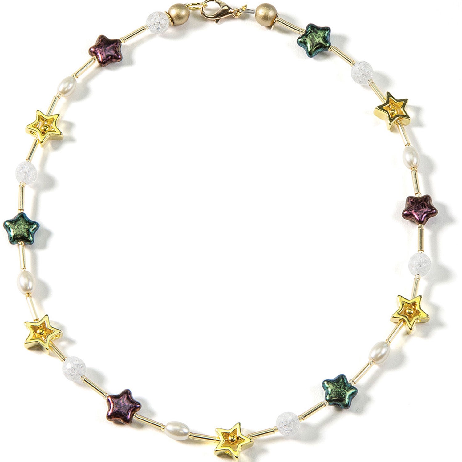 Entdecken Sie das Collier „Sterntaler“, eine Halskette voller festlicher Magie und elegantem Design. Es besticht durch goldene sternförmige Perlen, bunte Sternperlen in Lila-, Grün- und Brauntönen, transparente runde Perlen, weiße ovale Perlen und einen edlen goldfarbenen Verschluss.