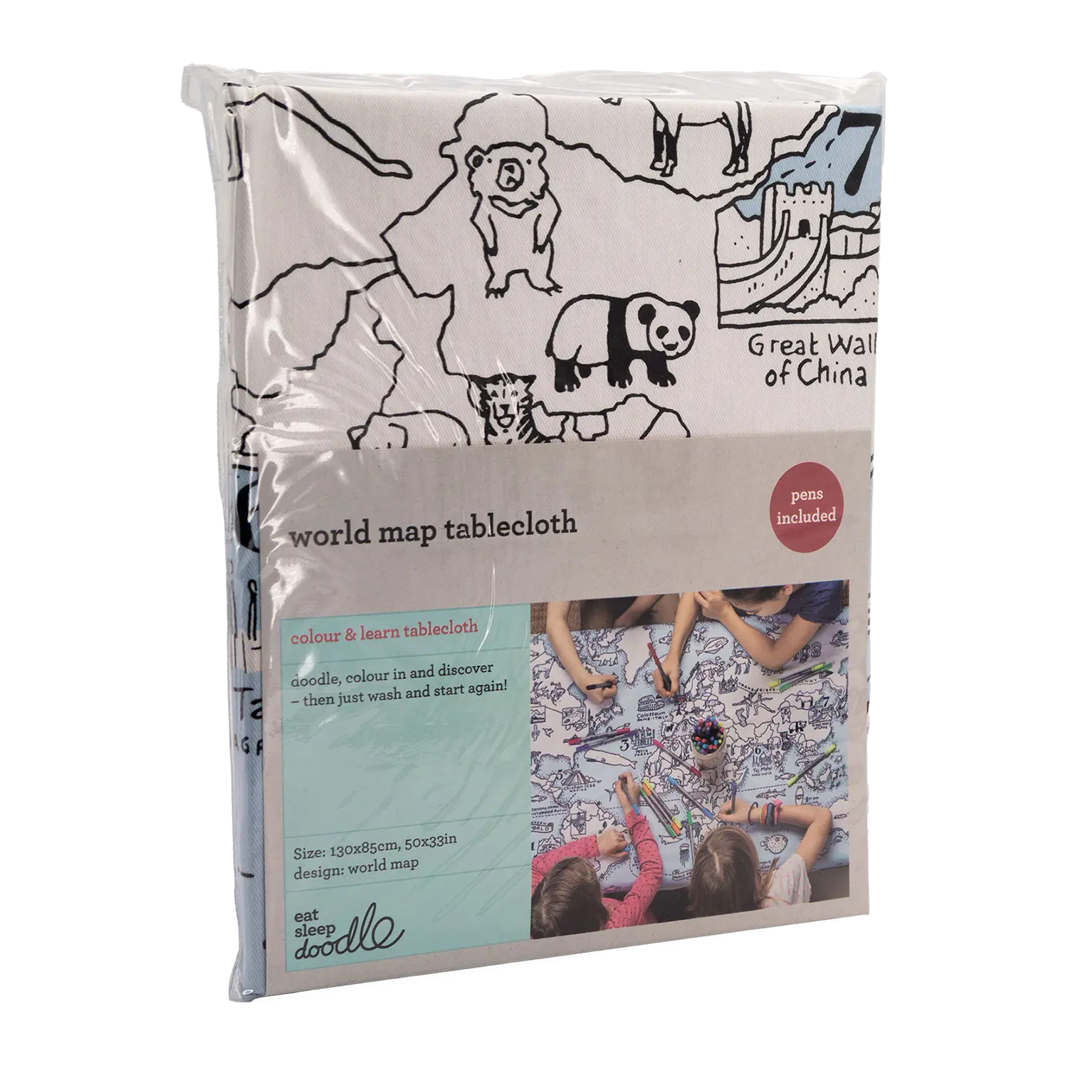 Die Baumwolltischdecke „Color In World Map“ zeigt schwarz-weiße Illustrationen von Sehenswürdigkeiten wie der Chinesischen Mauer. Kinder werden auf der Verpackung beim Ausmalen abgebildet, die auswaschbare Stoffmarker enthält. Die Maße betragen 130 x 85 cm.