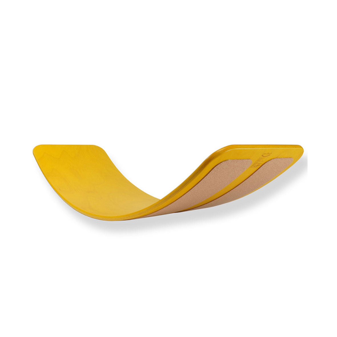Das.Brett – Balance Board ist ein gelbes Holzbrett mit gebogenen Enden und Kork-Griffpolstern an der Unterseite. Es ist multifunktional und umweltfreundlich. Abgebildet auf schlichtem weißem Hintergrund.
