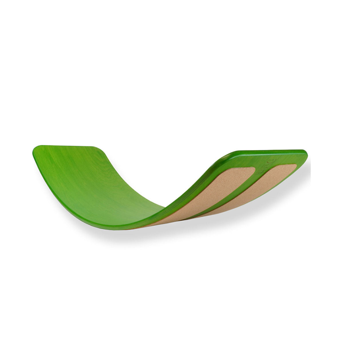Das das.Brett – Balance Board besticht durch sein geschwungenes Holzdesign, die umweltfreundliche grüne Lackierung und Korkauflagen – perfekt für umweltbewusste Nutzer. Auf schlichtem, weißem Hintergrund.
