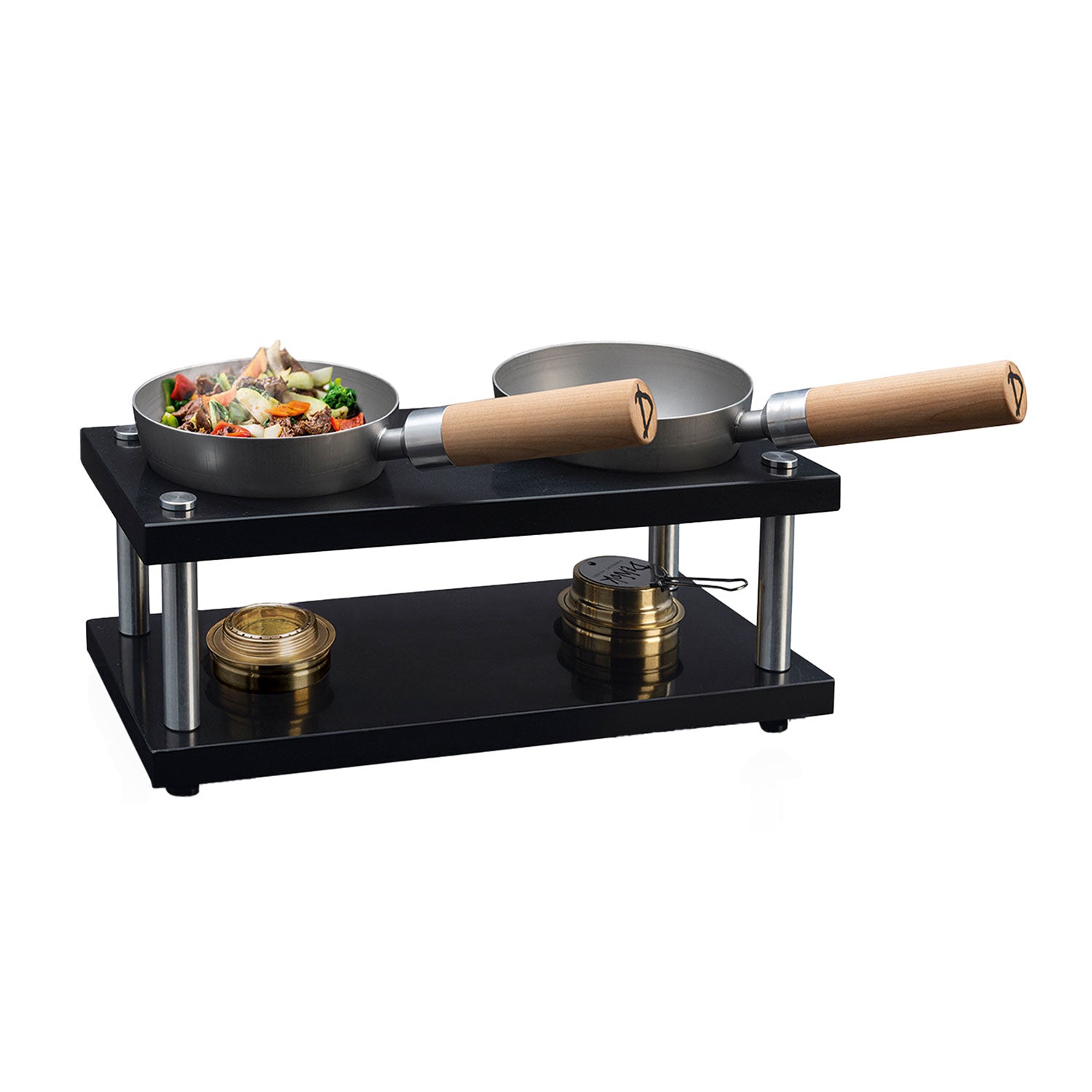 Erleben Sie einen Soulfood-Moment mit dem Doppel-Fondue-Set. Es besteht aus zwei Metallpfannen mit Holzgriffen auf einem schwarzen Ständer. Eine Pfanne quillt über mit Gemüse und Fleisch und wird von zwei Metallbrennern erhitzt – für ein müheloses DeWok-Erlebnis. Genießen Sie „DeWok. Das neue Kochsystem!“.