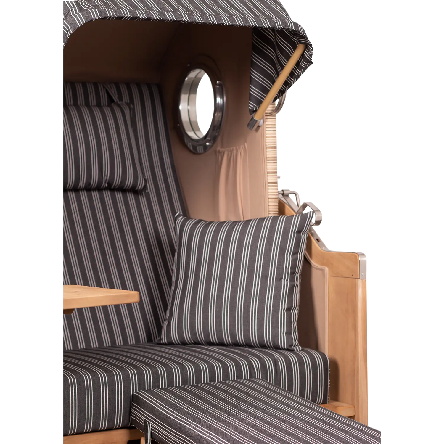 Nahaufnahme des stilvollen Strandkorbs 1-Sitzer grau mit Nadelstreifen mit schwarz-weiß gestreiftem Kissen.
