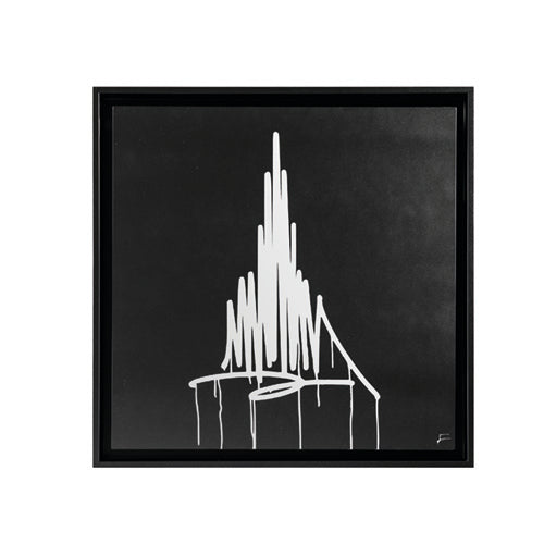 Der Ulmer Münster Designspiegel besticht durch ein schwarzes, quadratisches Design mit einer kräftigen weißen Tropfenlinie, die eine abstrakte, stachelige Form bildet, inspiriert von der Straßenkunst und erinnert an eine Schallwelle oder einen Berg. In der unteren rechten Ecke befindet sich eine kleine Signatur.
