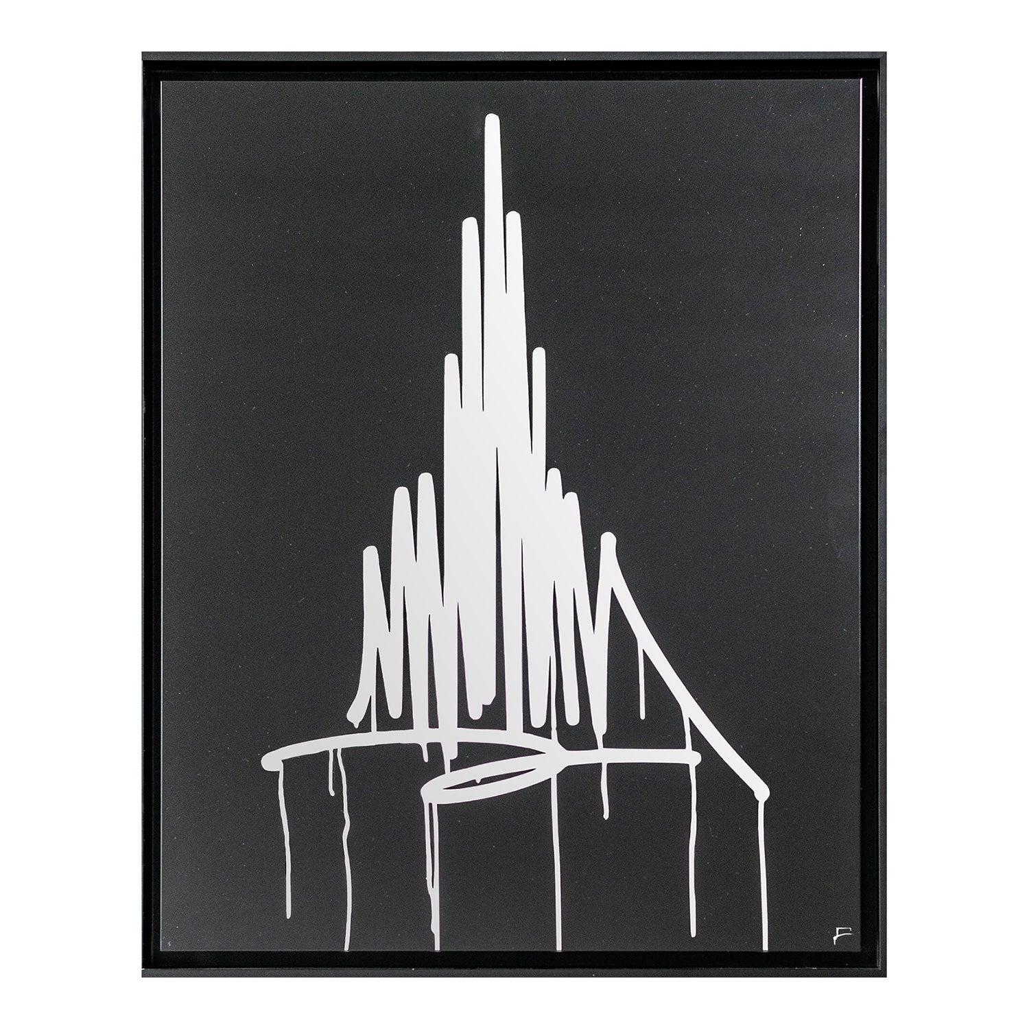 Der Ulmer Münster Designspiegel ist ein schwarz gerahmtes Stück mit abstrakten weißen vertikalen und diagonalen Linien, teilweise mit tropfender Farbe, die gezackte Spitzen auf einem einfarbig schwarzen Hintergrund bilden und an Streetart und das Ulmer Münster erinnern.