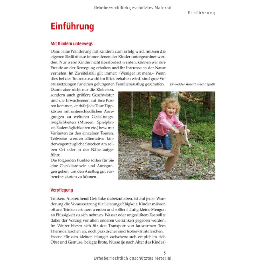 Ein kleines Kind sitzt lächelnd und nach vorne gebeugt auf einer hölzernen Tierskulptur. Der deutsche Text auf der Seite befasst sich mit „Wanderungen mit dem Kinderwagen im Allgäu“ und thematisiert kinderfreundliche Aktivitäten und Reisen.