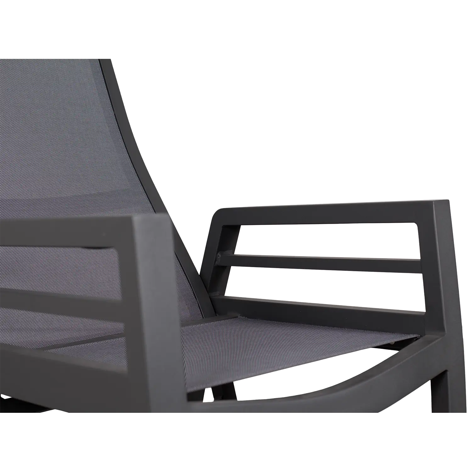Nahaufnahme des klappbaren Gartenstuhl-Ess-Relaxsessels Merida 2er-Sets mit dunkelgrauem Metallrahmen und passender Sitz- und Rückenlehne aus Netzgewebe sowie schlanken horizontalen Armlehnen – ideal als stilvolles Terrassenmöbel.