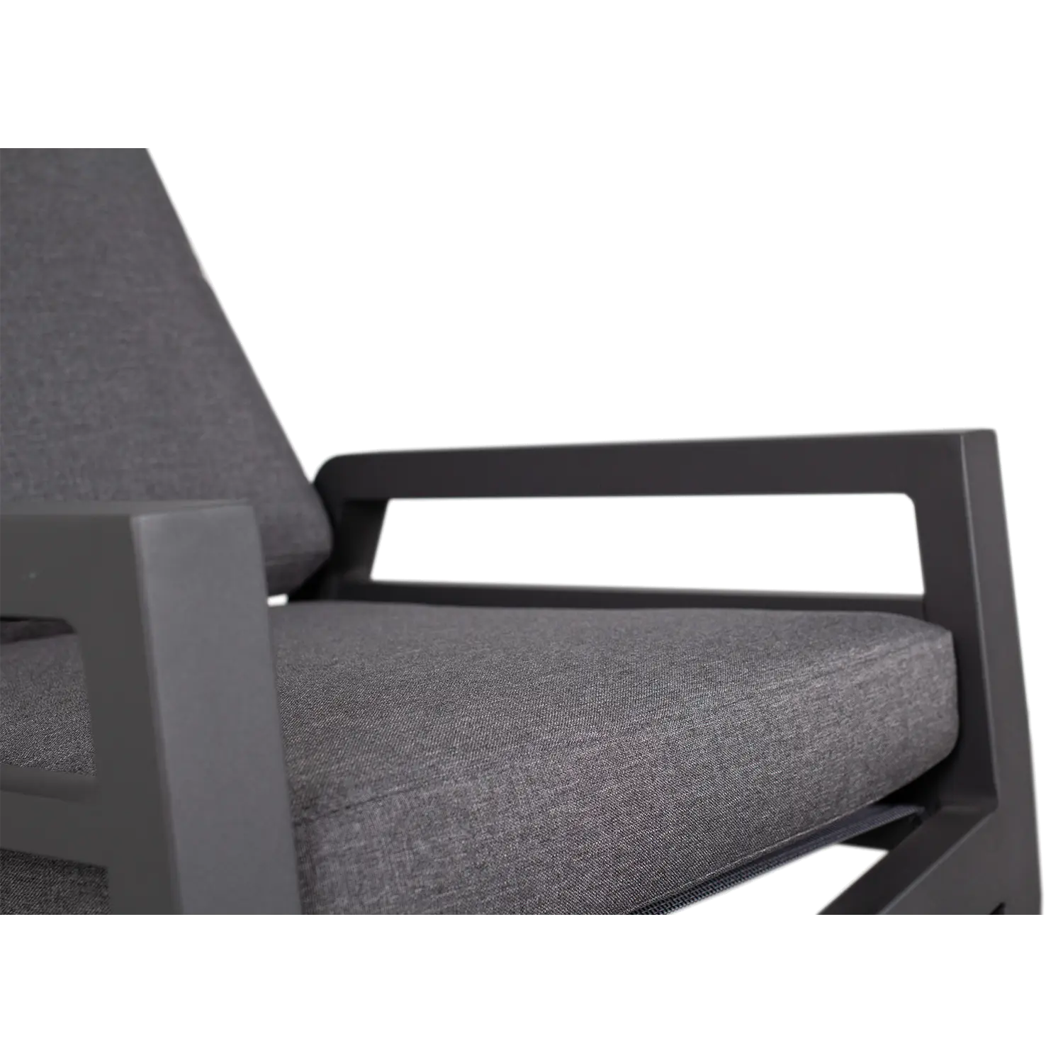 Nahaufnahme des klappbaren Gartenstuhl-Ess-Relaxsessels Merida 2er-Sets, das seinen dunklen Metallrahmen und die grau gepolsterte Sitzfläche und Rückenlehne vor einem schlichten weißen Hintergrund hervorhebt.