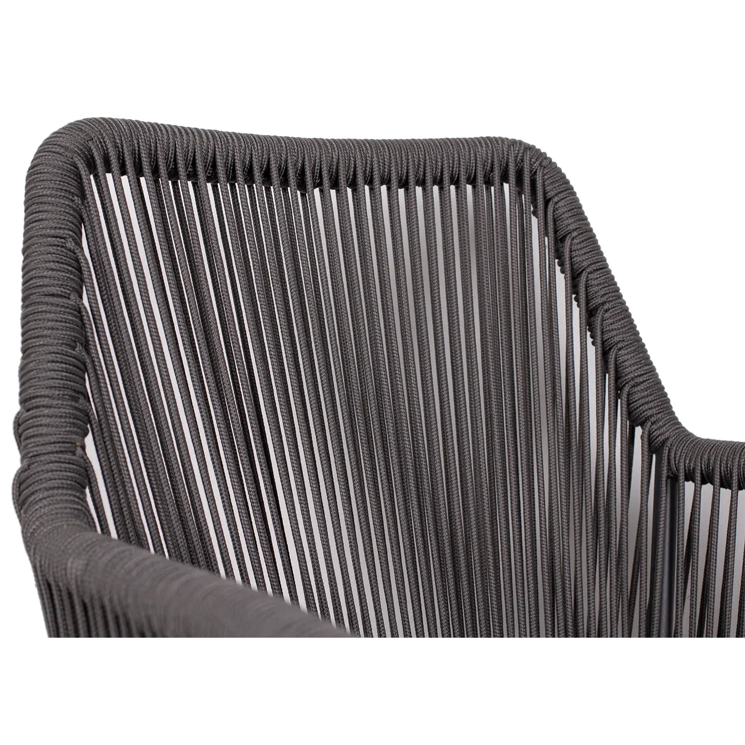 Nahaufnahme der Rückenlehne des Diningsessel Marbella Rope, gefertigt aus schmalen, dunklen Schnüren in einem filigranen geometrischen Muster. Dieses elegante Seildesign zeugt von außergewöhnlicher Handwerkskunst und ist ideal für den Innen- und Außenbereich. Erhältlich als Teil des Diningsessel Marbella Rope 2er-Sets.