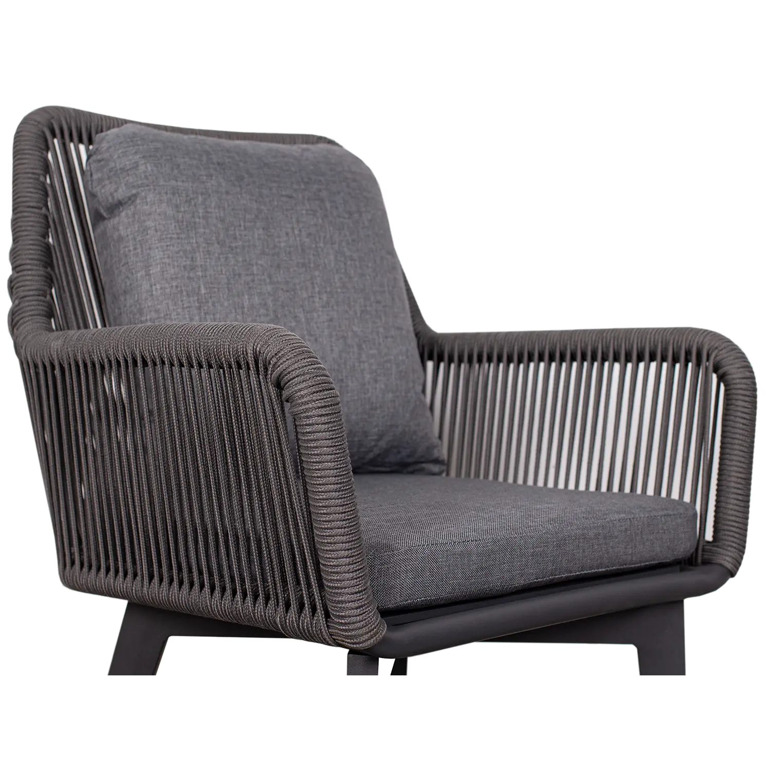 Wir präsentieren den Diningsessel Marbella Rope 2er Set: ein moderner Stuhl mit grauem Kissen und elegantem Rope-Gewebe-Design an Armlehnen und Rückenlehne. Sein dunkles Gestell passt sowohl in den Innen- als auch in den Außenbereich und sorgt für ein elegantes, stilvolles Erscheinungsbild.