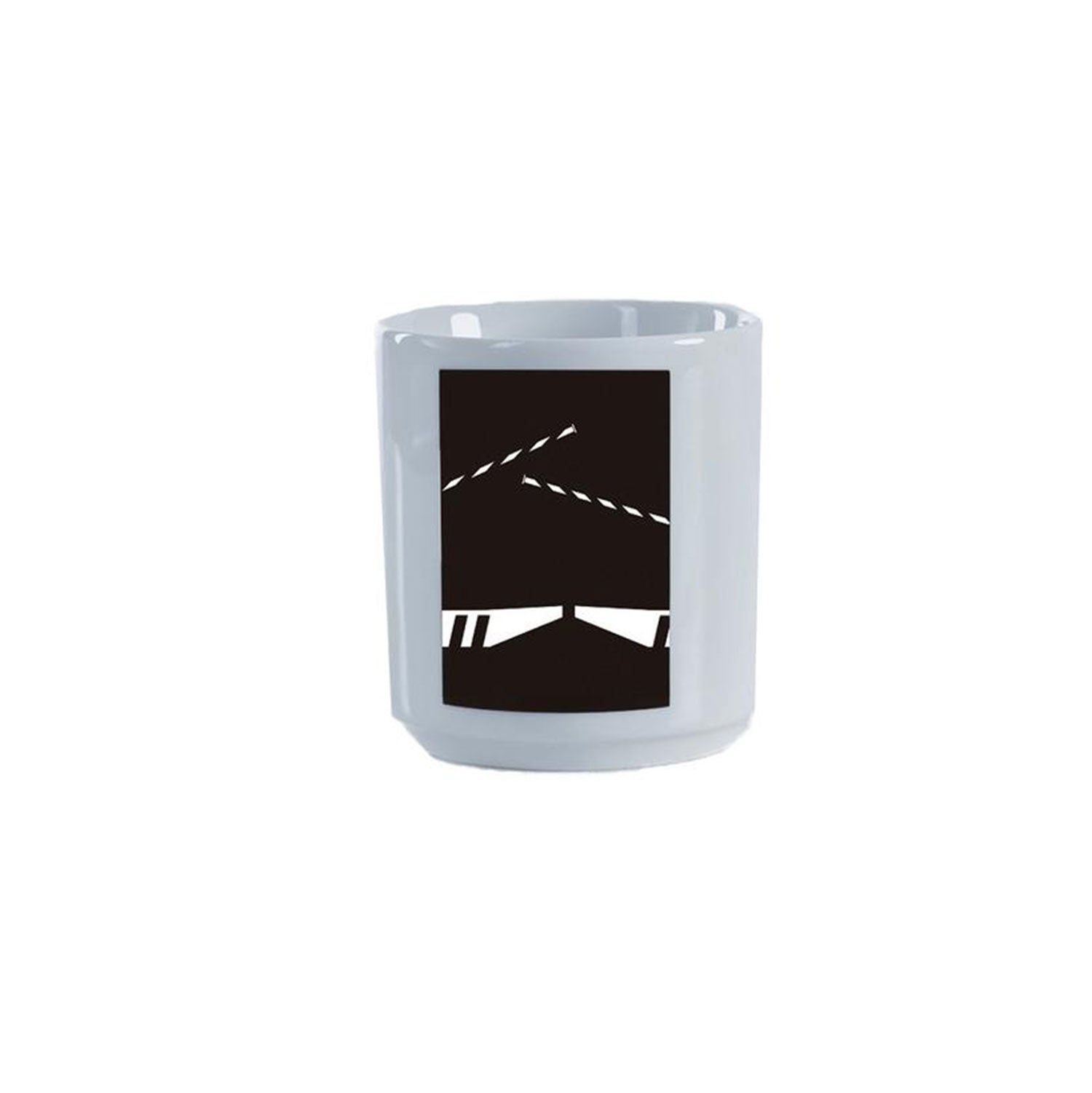 Das Becherset Ulmer Wahrzeichen umfasst einen weißen Keramiktassenbecher mit einem minimalistischen schwarz-weißen Filmklappendesign mit weißen gestrichelten Linien und einer dreieckigen Form, ideal für Filmliebhaber.