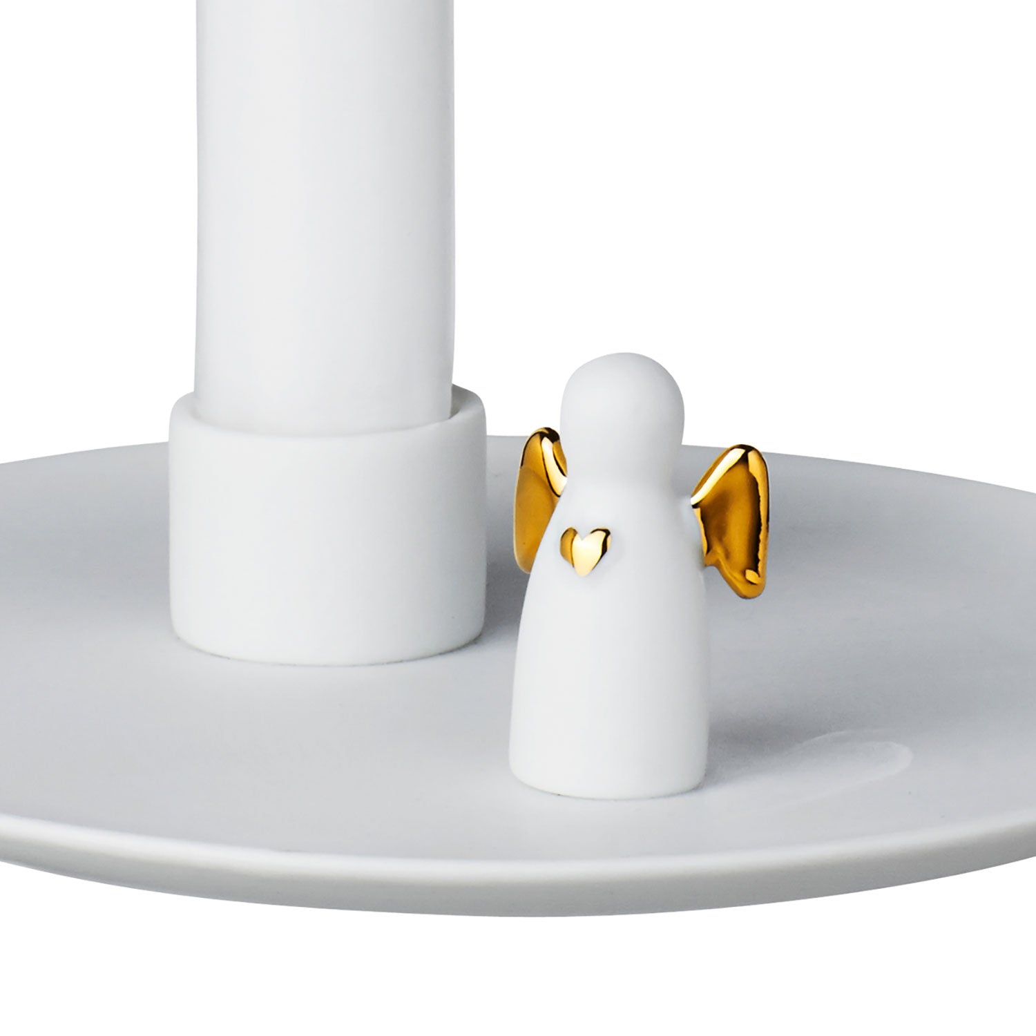 Die Engelslicht Gold Kollektion umfasst eine elegante kleine weiße Engelsfigur mit goldenen Flügeln, die auf einem weißen runden Sockel neben einem großen kerzenähnlichen Objekt platziert ist. Dieses charmante Dekorationsobjekt wertet jede Umgebung auf.