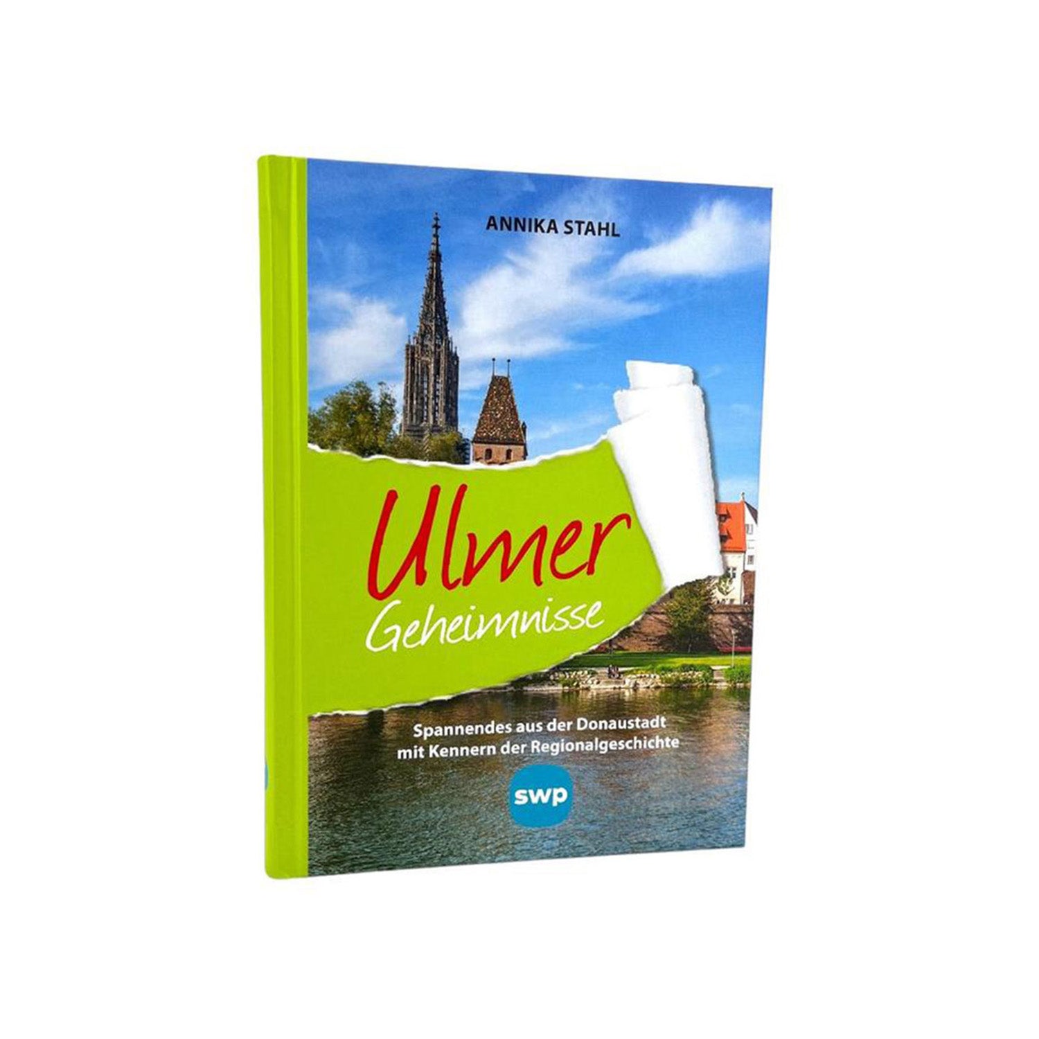 Das Buchcover von Annika Stahls „Ulmer Geheimnisse“ zeigt das Ulmer Münster und den Metzgerturm vor blauem Himmel, ergänzt durch grün-weiße Designelemente, die faszinierende Aspekte Ulms wie das Fischerviertel und seine Regionalgeschichte hervorheben.