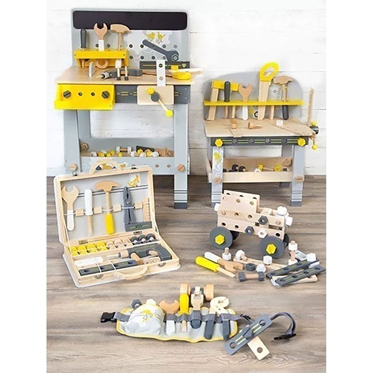Ein Holzwerkzeugset für Kinder, der Werkzeugkoffer für Kinder ab 3 Jahren, enthält Werkbänke und Spielzeugwerkzeuge wie Hämmer, Schraubenschlüssel und Schrauben in Gelb, Grau und Naturholz – perfektes Rollenspiel-Zubehör für kleine Heimwerker.
